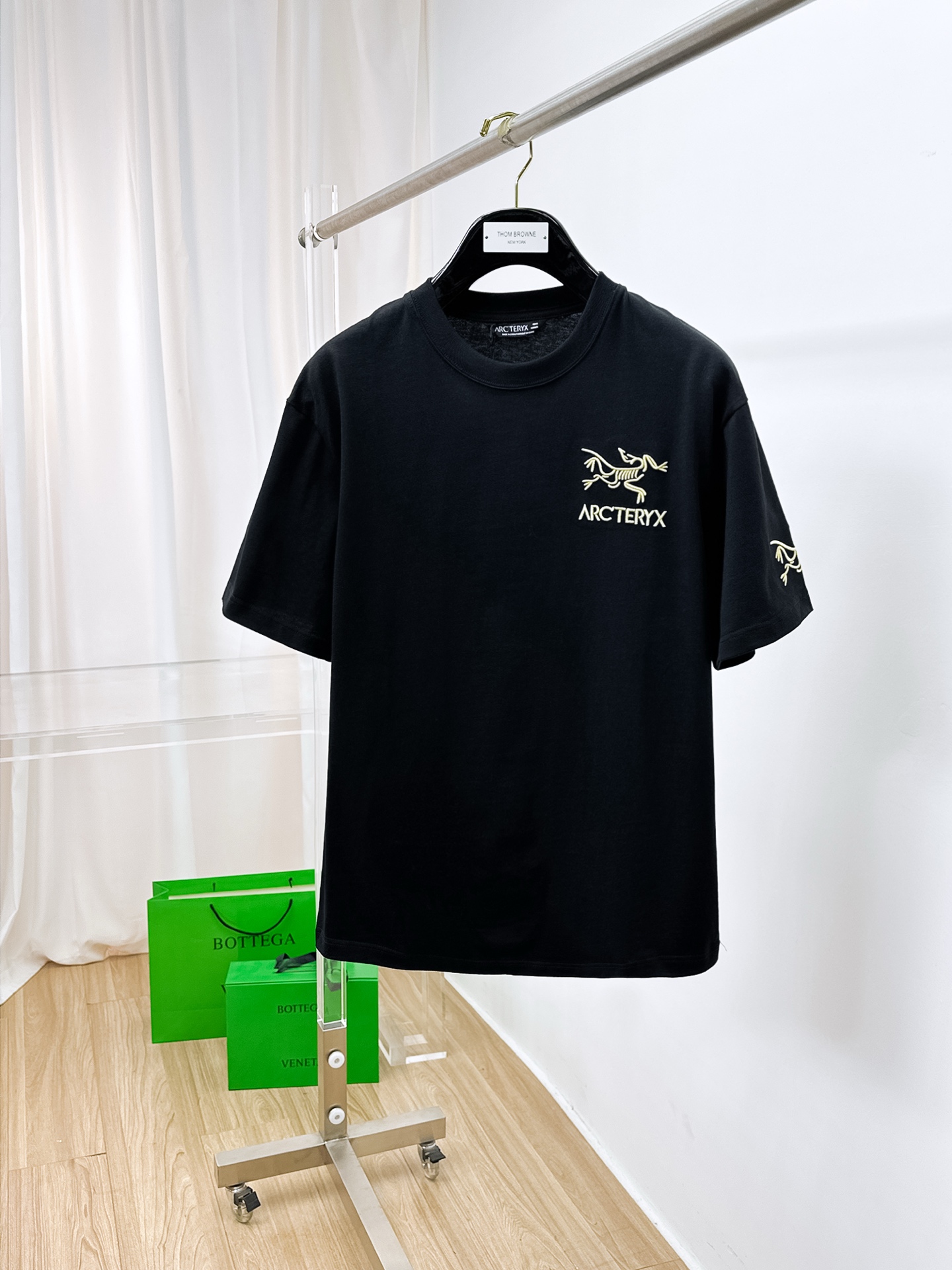 NO:412745,Price adjustment. Price adjustment (the market has imitation version and accurate craftsmanship and fabrics) 25ss Archaeoptera pure cotton latest fabric (highest version) classic logo pattern logo fashionable simple trendy short sleeves, the top quality counter original single short sleeves, top production craft imported fabrics, the counter model is uniquely designed, using imported high-end customized fabrics. It is on sale on the official website!  Fabric style, size..Black and white M-3XL,arc'teryx,T-shirt,alexander wang19860909调价.调价（市场有仿版认准工艺和面料） 25ss始祖鸟纯棉最新面料（最高版本）经典标识图案logo时尚简约潮流短袖,最顶级的品质专柜原单短袖,顶级制作工艺进口面料,专柜款独特设计,采用进口高端订制面料.官网在售！面料版型超赞 码数..黑白色 M-3XL,arc'teryx,T-shirt,alexander wang,Men's clothing