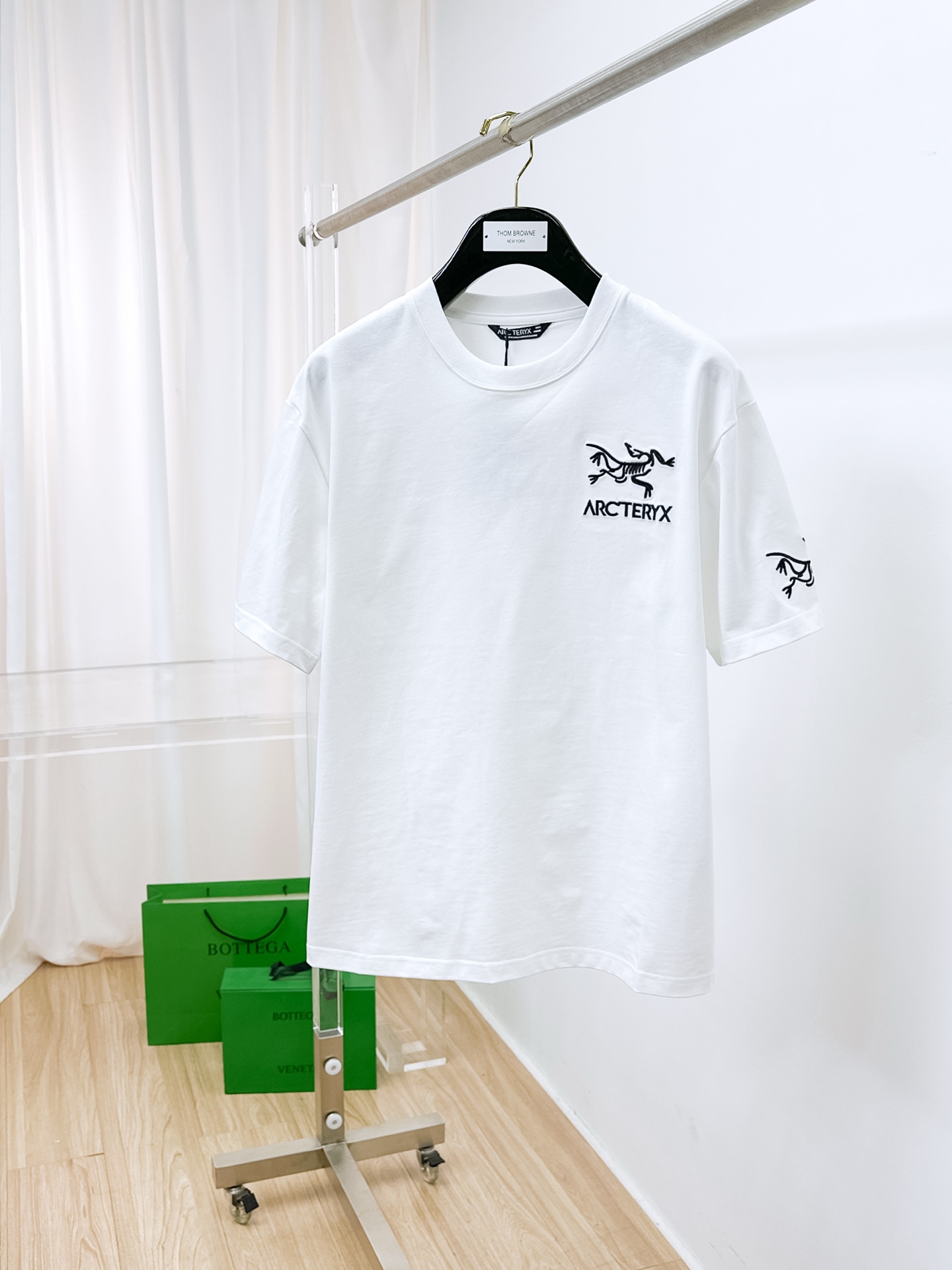 NO:509647,The latest fabric of Ss Archaeoptera pure cotton (the highest version) classic logo pattern logo, fashionable simple trendy short sleeves, the top quality counter original single short sleeves, the top production process imported fabric, the unique design of the counter model, using imported high-end customized fabrics. The official website is on sale!  Fabric style, size..Black and white M-3XL,arc'teryx,T-shirt,alexander wang19860909ss始祖鸟纯棉最新面料（最高版本）经典标识图案logo时尚简约潮流短袖,最顶级的品质专柜原单短袖,顶级制作工艺进口面料,专柜款独特设计,采用进口高端订制面料.官网在售！面料版型超赞 码数..黑白色 M-3XL,arc'teryx,T-shirt,alexander wang,Men's clothing