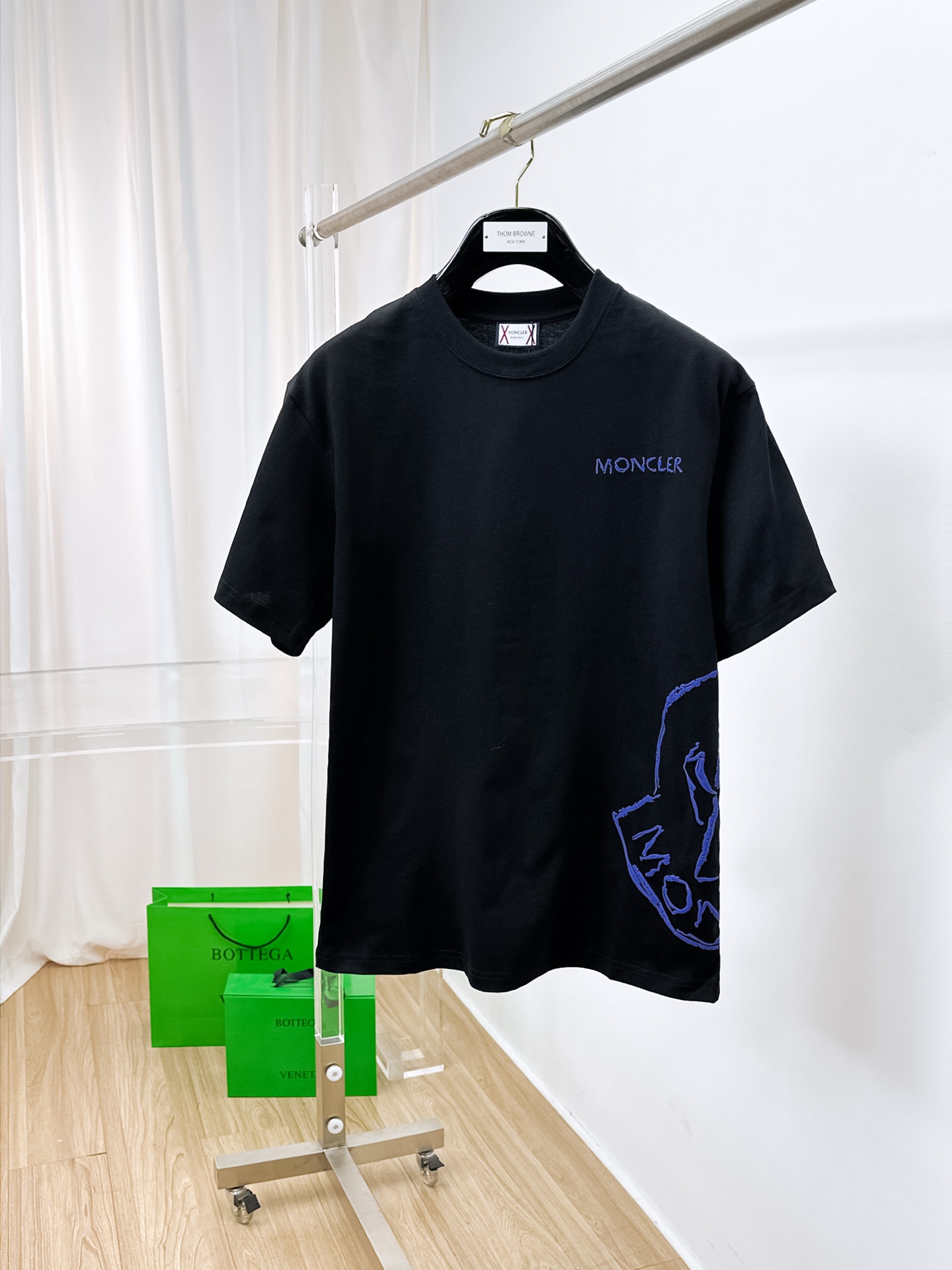 NO:441279,The latest fabric of ss masked pure cotton (highest version) classic logo pattern logo fashionable simple trendy short sleeves, the top quality counter original single short sleeves, the top production process imported fabric, the unique design of the counter model, using imported high-end customized fabrics. The official website is on sale!  Excellent fabric pattern, size..Black and white M-3XL, Moncler, T-shirt, alexander wang19860909ss蒙口纯棉最新面料（最高版本）经典标识图案logo时尚简约潮流短袖,最顶级的品质专柜原单短袖,顶级制作工艺进口面料,专柜款独特设计,采用进口高端订制面料.官网在售！面料版型超赞 码数..黑白色 M-3XL,,Moncler,T-shirt,alexander wang,Men's clothing