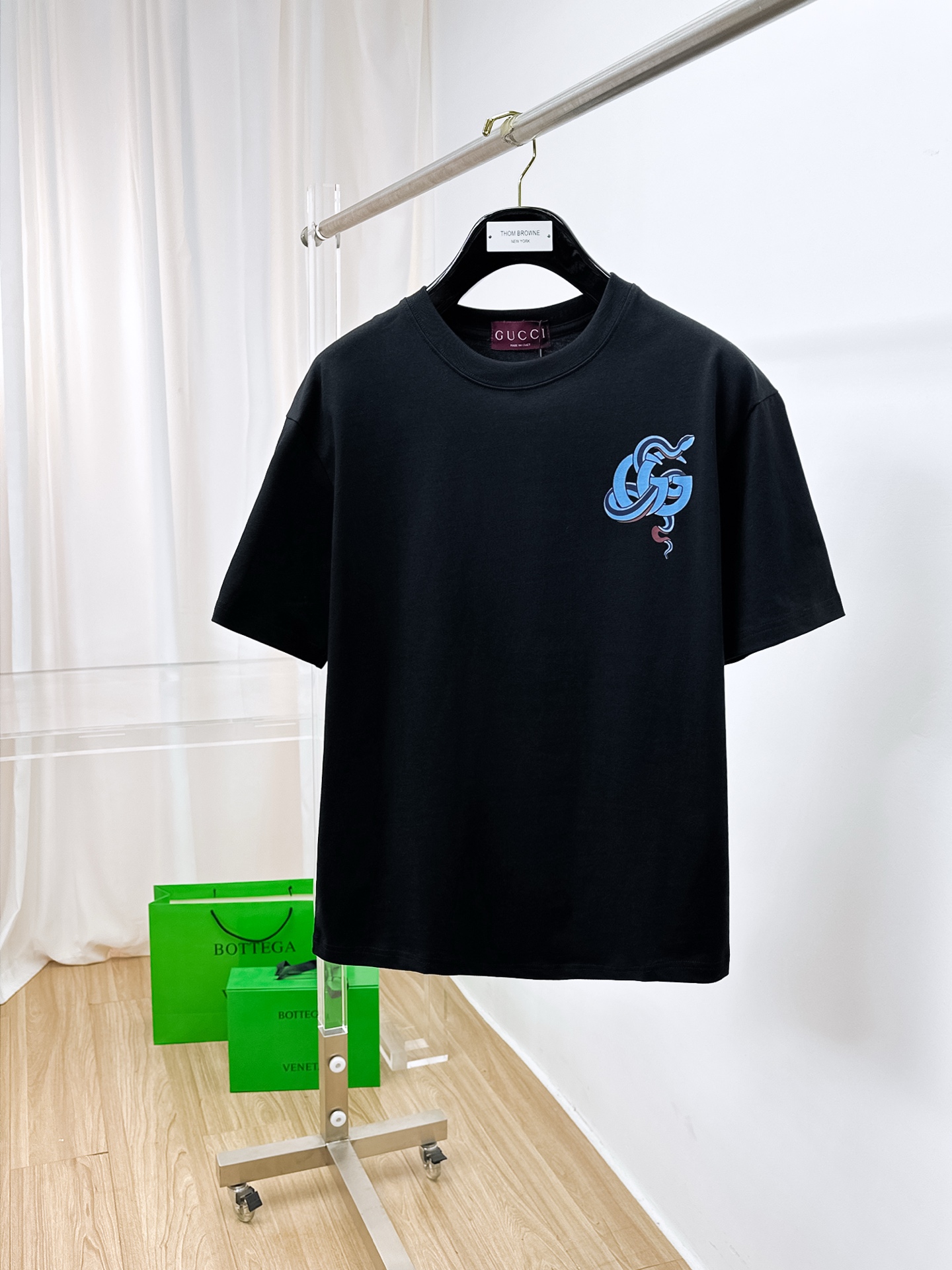 NO:134575,Ss Gujia Pure Cotton Latest Fabric (The Highest Version) Boobs and Backs Snake Year Daji Direct-Spray Printing Pattern Craft Classic Logo Fashion Simple Trendy Short Sleeves, Top Quality Counter Original Single Short Sleeves, Top Production Craft Imported Fabrics, Special Design of the Counter Model, Use Imported High-end Customized Fabrics. Official Website is on sale!  Excellent fabric pattern, size..Black and white M-3XL, gucci, T-shirt, alexander wang19860909ss古家纯棉最新面料（最高版本）胸前后背蛇年大吉直喷印花图案工艺经典标识图案logo时尚简约潮流短袖,最顶级的品质专柜原单短袖,顶级制作工艺进口面料,专柜款独特设计,采用进口高端订制面料.官网在售！面料版型超赞 码数..黑白色 M-3XL,,gucci,T-shirt,alexander wang,Men's clothing