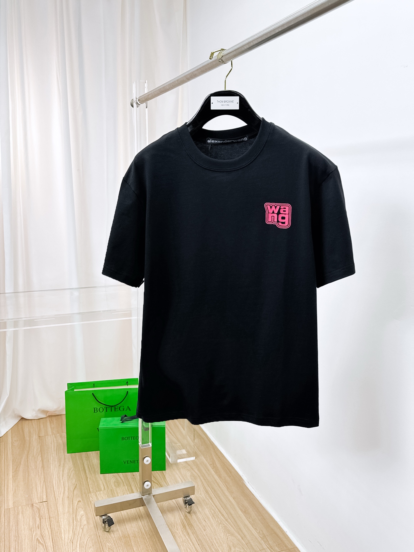 NO:134556,Ss Dawangjia Pure Cotton Latest Fabric (The highest version) The wang letter direct spray craftsmanship classic logo pattern logo fashionable simple trendy short sleeves, the top quality counter original single short sleeves, the top production process imported fabric, the counter model unique design, using imported high-end customized fabrics. The official website is on sale!  Excellent fabric pattern, size..Black and white M-3XL,,alexander wang,T-shirt,alexander wang19860909ss大王家纯棉最新面料（最高版本）胸前后背wang字母直喷工艺经典标识图案logo时尚简约潮流短袖,最顶级的品质专柜原单短袖,顶级制作工艺进口面料,专柜款独特设计,采用进口高端订制面料.官网在售！面料版型超赞 码数..黑白色 M-3XL,,alexander wang,T-shirt,alexander wang,Men's clothing