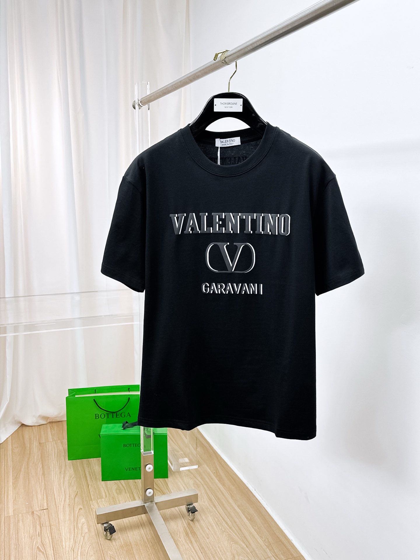 NO:485801,Ss Valentino's VAL letter contrasting color foaming craftsmanship, classic logo, logo, fashionable, simple and trendy short sleeves, the top quality counter original single short sleeves, top production crafts imported fabrics, unique design of the counter model, using imported high-end customized fabrics. The official website is on sale!  Excellent fabric style, size..Black and white M-3XL, valentino, T-shirt, alexander wang19860909ss华伦天奴胸前后背VAL字母撞色发泡工艺经典标识图案logo时尚简约潮流短袖,最顶级的品质专柜原单短袖,顶级制作工艺进口面料,专柜款独特设计,采用进口高端订制面料.官网在售！面料版型超赞 码数..黑白色 M-3XL,,valentino,T-shirt,alexander wang,Men's clothing