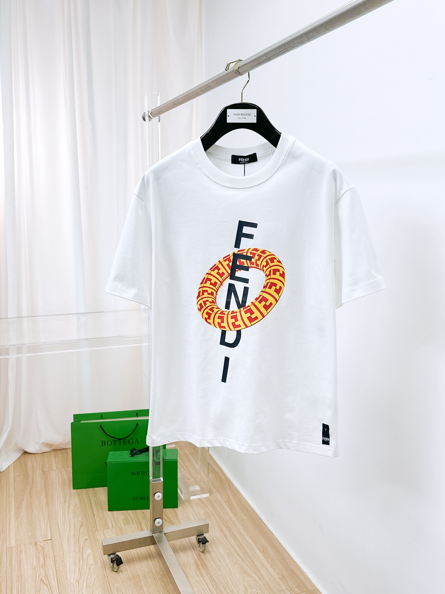 NO:134562,Ss Fen Home Pure Cotton Latest Fabric (highest version) Letter Fendi Logo Pattern Craft!  Classic logo pattern logo stylish simple trendy short sleeves, the top quality counter original single short sleeves, the top-level production process imported fabric, the unique design of the counter model, using imported high-end customized fabrics. The official website is on sale!  Excellent fabric size..Black and white M-3XL,,fendi,fendi,T-shirt,alexander wang19860909ss芬家纯棉最新面料（最高版本）字母fendi标识图案工艺！经典标识图案logo时尚简约潮流短袖,最顶级的品质专柜原单短袖,顶级制作工艺进口面料,专柜款独特设计,采用进口高端订制面料.官网在售！面料版型超赞 码数..黑白色 M-3XL,,fendi,fendi,T-shirt,alexander wang,Men's clothing