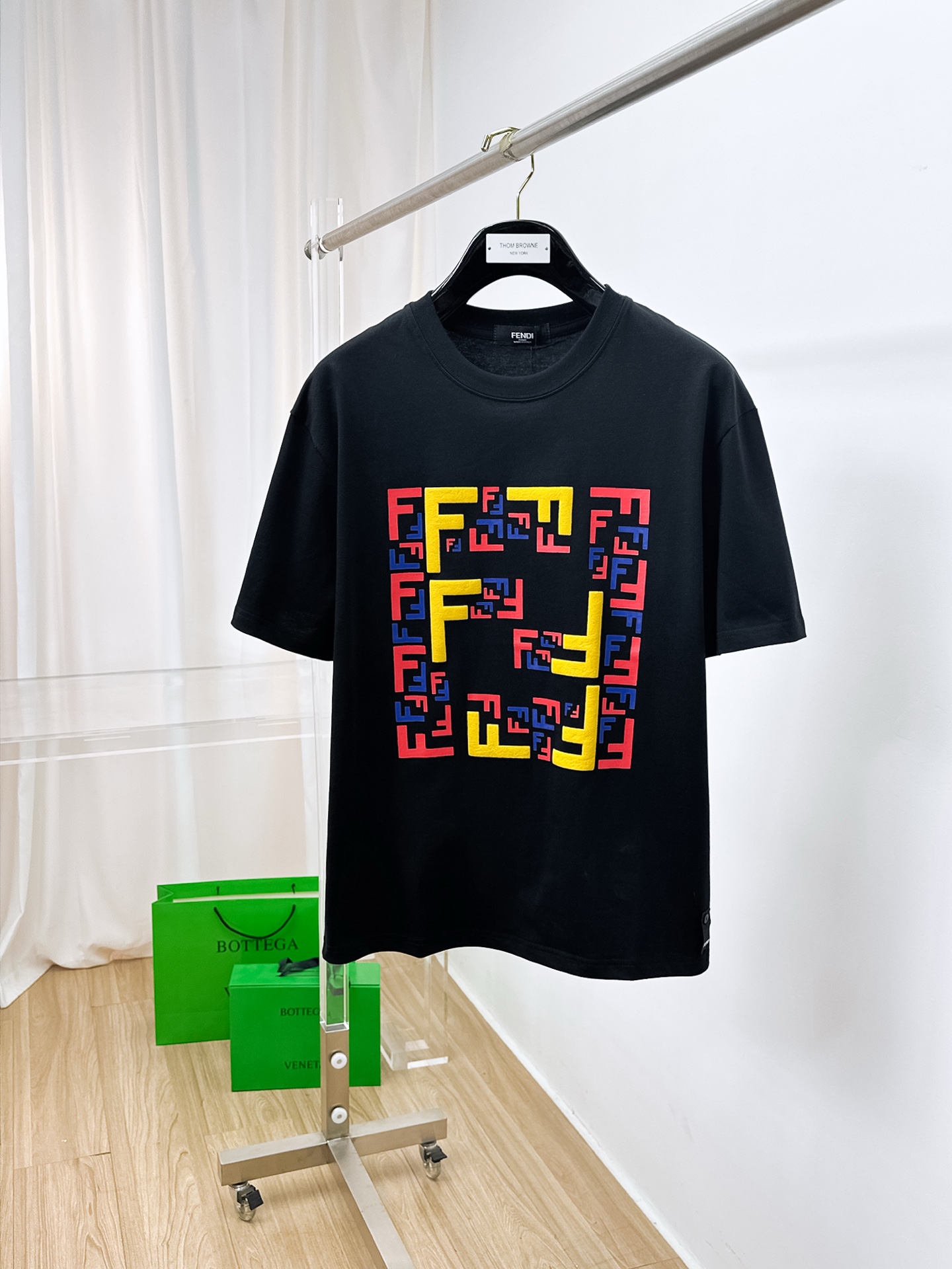 NO:134565,Ss Fen Home Pure Cotton Latest Fabric (The highest version) Fendi Letter Flocking Direct Injection Craft Classic Logo with Fashion Simple Trendy Short Sleeves, Top Quality Counter Original Single Short Sleeves, Top Production Craft Imported Fabrics, Special Design for the counter, Using Imported High-end Customized Fabrics. Official Website is on sale!  Excellent fabric fit, size..Black and white M-3XL,,fendi,fendi,T-shirt,alexander wang19860909ss芬家纯棉最新面料（最高版本）胸前fendi字母植绒直喷工艺经典标识图案logo时尚简约潮流短袖,最顶级的品质专柜原单短袖,顶级制作工艺进口面料,专柜款独特设计,采用进口高端订制面料.官网在售！面料版型超赞 码数..黑白色 M-3XL,,fendi,fendi,T-shirt,alexander wang,Men's clothing