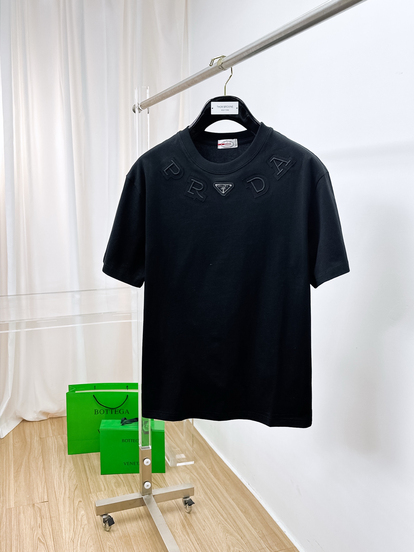 NO:441285,Ss Prada pure cotton latest fabric (highest version) classic logo pattern logo fashionable simple trendy short sleeves, top quality counter original single short sleeves, top production craft imported fabrics, unique design of counter style, using imported high-end customized fabrics. The official website is on sale!  Excellent fabric fit, size..Black and white M-3XL,,prada,T-shirt,alexander wang19860909ss普拉达纯棉最新面料（最高版本）经典标识图案logo时尚简约潮流短袖,最顶级的品质专柜原单短袖,顶级制作工艺进口面料,专柜款独特设计,采用进口高端订制面料.官网在售！面料版型超赞 码数..黑白色 M-3XL,,prada,T-shirt,alexander wang,Men's clothing