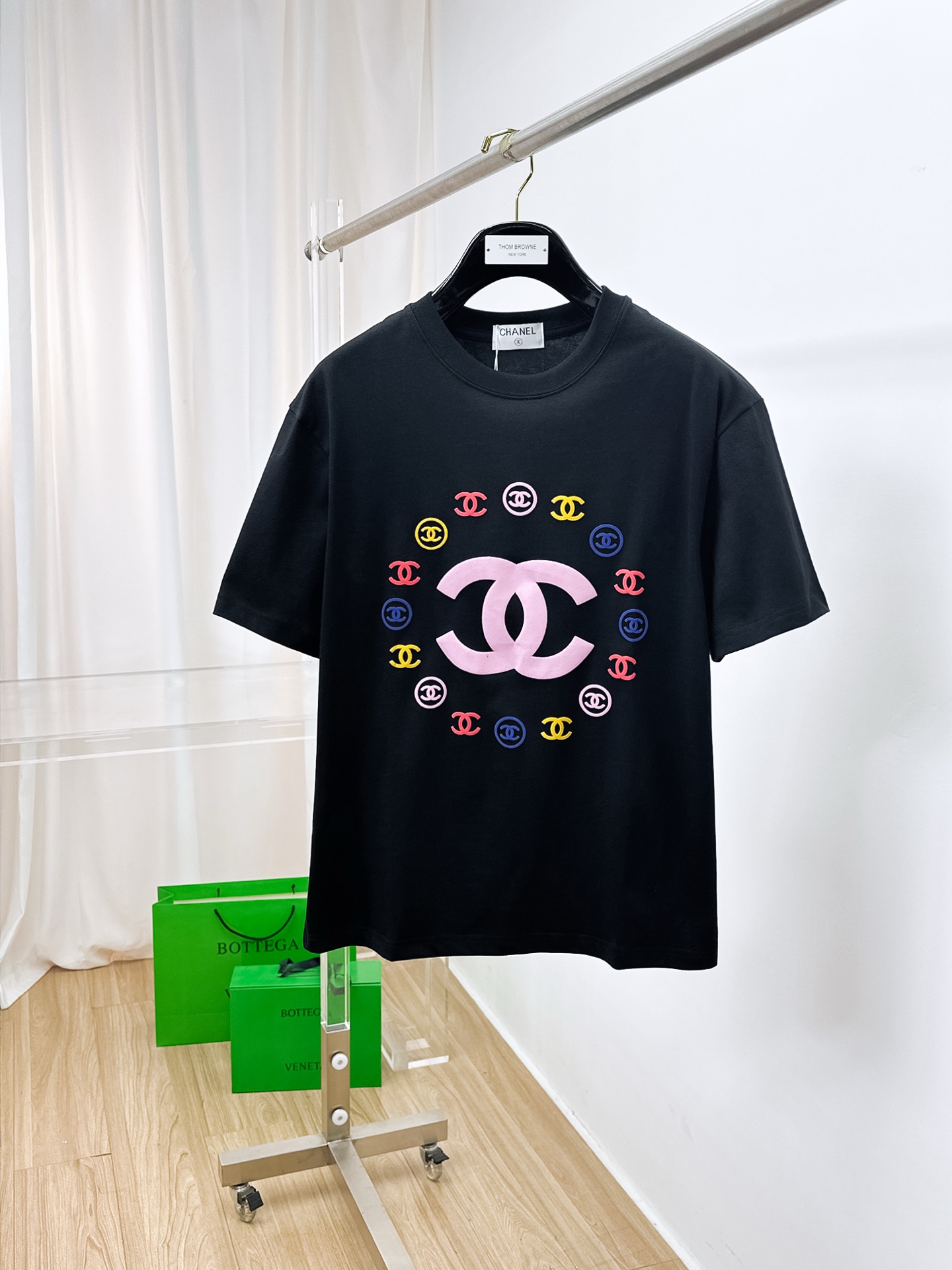 NO:134568,Ss Xiangjia Pure Cotton Latest Fabric (The Highest Version) Chanel Contrast Color Foaming Logo Pattern Technology on the chest!  Classic logo pattern logo stylish simple trendy short sleeves, the top quality counter original single short sleeves, the top-level production process imported fabric, the unique design of the counter model, using imported high-end customized fabrics. The official website is on sale!  Excellent fabric fit, size..Black and white M-3XL, chanel, chanel, T-shirt, alexander wang19860909ss香家纯棉最新面料（最高版本）胸前香奈儿撞色发泡标识图案工艺！经典标识图案logo时尚简约潮流短袖,最顶级的品质专柜原单短袖,顶级制作工艺进口面料,专柜款独特设计,采用进口高端订制面料.官网在售！面料版型超赞 码数..黑白色 M-3XL,,chanel,chanel,T-shirt,alexander wang,Men's clothing