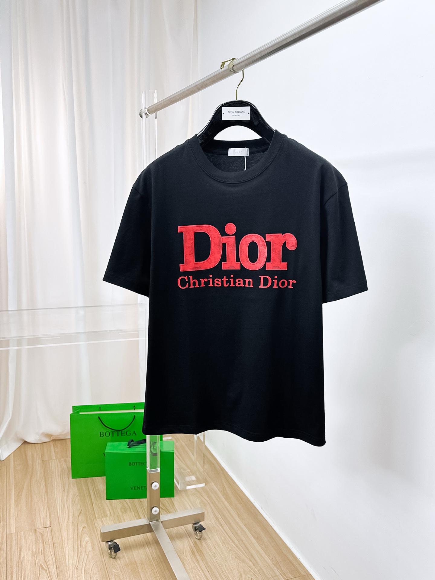 NO:134571,SS Dijia Pure Cotton Latest Fabric (The Highest Version) Letter Dior Logo Pattern Craft!  Classic logo pattern logo stylish simple trendy short sleeves, the top quality counter original single short sleeves, the top-level production process imported fabric, the unique design of the counter model, using imported high-end customized fabrics. The official website is on sale!  Excellent fabric pattern, size..Black and white M-3XL,,dior,dior,T-shirt,alexander wang19860909ss迪家纯棉最新面料（最高版本）字母dior标识图案工艺！经典标识图案logo时尚简约潮流短袖,最顶级的品质专柜原单短袖,顶级制作工艺进口面料,专柜款独特设计,采用进口高端订制面料.官网在售！面料版型超赞 码数..黑白色 M-3XL,,dior,dior,T-shirt,alexander wang,Men's clothing