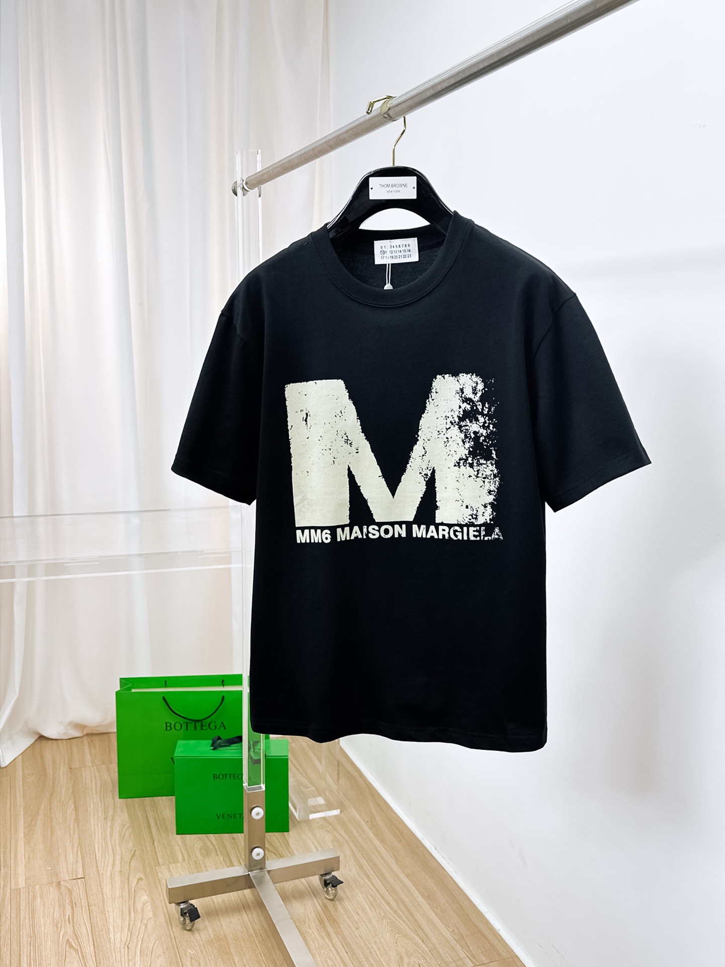 NO:441291,Ss Majila pure cotton latest fabric (highest version) classic logo pattern logo fashionable simple trendy short sleeves, top quality counter original single short sleeves, top production craft imported fabrics, unique design of counter style, using imported high-end customized fabrics. The official website is on sale!  Excellent fabric pattern, size..Black and white M-3XL,,masion margiela,T-shirt,alexander wang19860909ss马吉拉纯棉最新面料（最高版本）经典标识图案logo时尚简约潮流短袖,最顶级的品质专柜原单短袖,顶级制作工艺进口面料,专柜款独特设计,采用进口高端订制面料.官网在售！面料版型超赞 码数..黑白色 M-3XL,,masion margiela,T-shirt,alexander wang,Men's clothing