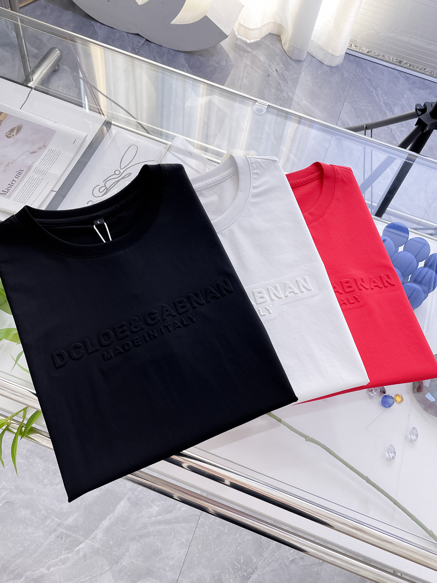 NO:133253,Dolce & Gabbana DG 2025 new original single men's casual base short-sleeved T-shirt!  High-end customization, high-end version, fashionable and versatile, loose version, original imported 420g double-strand pure cotton fabric, threaded cuffs, neckline hem, super soft and delicate, skin-friendly and comfortable to wear, high-end boutique, OEM, fine-made top body, very good, men's essential items, three-standard size M-3xl, maximum size can be worn about 190 catties,, Dolce&Gabbana, Dolce&Gabbana, T-shirt,tees, t-shirt,alexander wang19860909杜嘉班纳DG 2025新款原单男士休闲打底短袖T恤！高端定制 高版本 时尚百搭爆款宽松版型原版进口420克双股纯棉面料 螺纹袖口.领口衣摆 手感超柔软细腻 穿着亲肤舒适 高端精品 代工厂精细做上身非常赞 男士必备单品 三标齐全 尺码M-3xl 最大码可穿190斤左右,,Dolce&Gabbana,Dolce&Gabbana,T-shirt,tees，t-shirt,alexander wang,Men's clothing