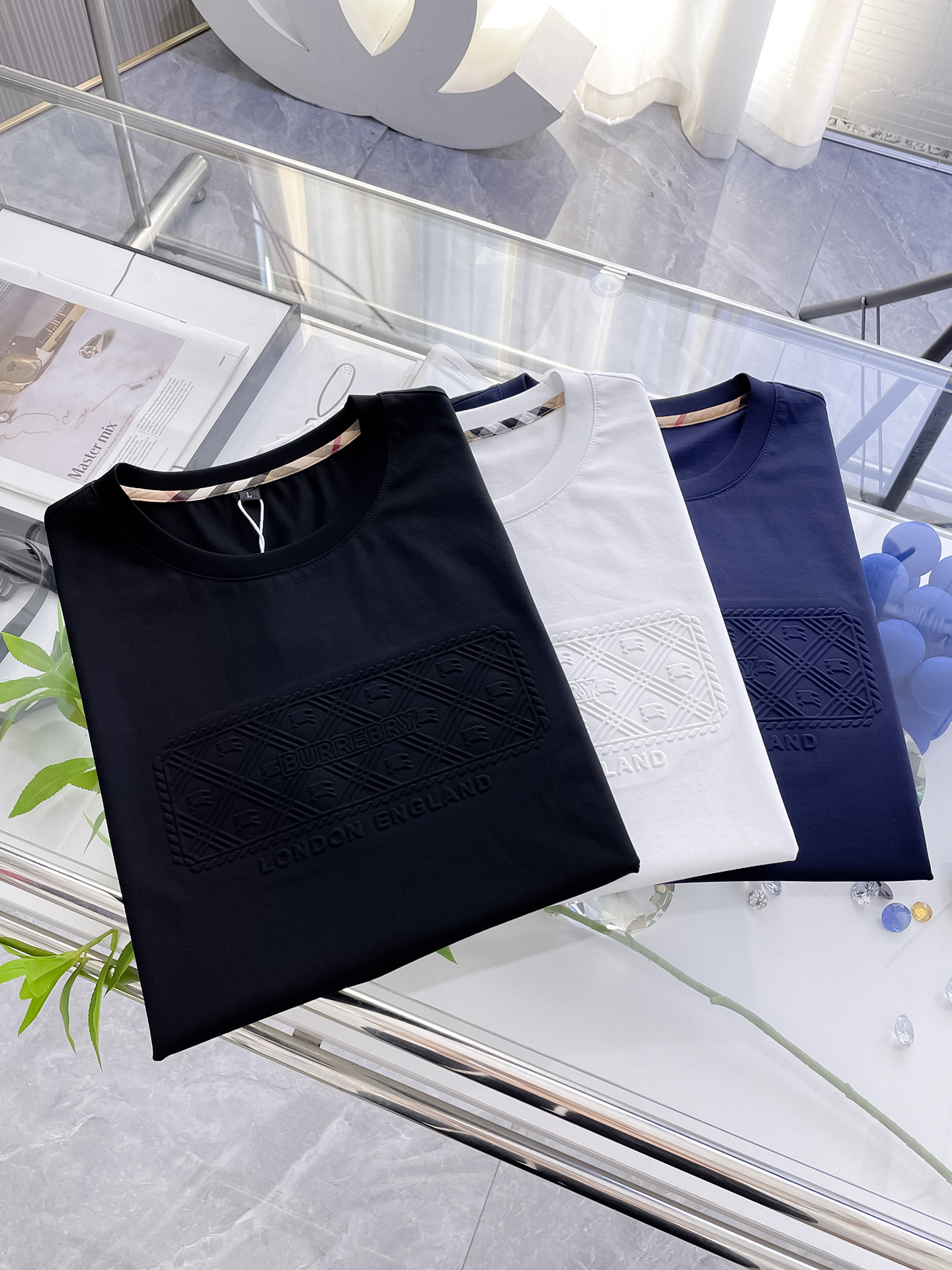 NO:133256,Burberry 2025 new original single men's casual base short-sleeved T-shirt!  High-end customization, high-end version, fashionable and versatile, loose version, original imported 420g double-strand pure cotton fabric, threaded cuffs, neckline hem, super soft and delicate, skin-friendly and comfortable to wear, high-end boutique, OEM, fine-made top body, very good, men's essential items, three-standard size M-3xl, maximum size can be worn about 190 catties,,burberry,T-shirt,tees,t-shirt,alexander wang19860909巴宝莉 2025新款原单男士休闲打底短袖T恤！高端定制 高版本 时尚百搭爆款宽松版型原版进口420克双股纯棉面料 螺纹袖口.领口衣摆 手感超柔软细腻 穿着亲肤舒适 高端精品 代工厂精细做上身非常赞 男士必备单品 三标齐全 尺码M-3xl 最大码可穿190斤左右,,burberry,T-shirt,tees，t-shirt,alexander wang,Men's clothing