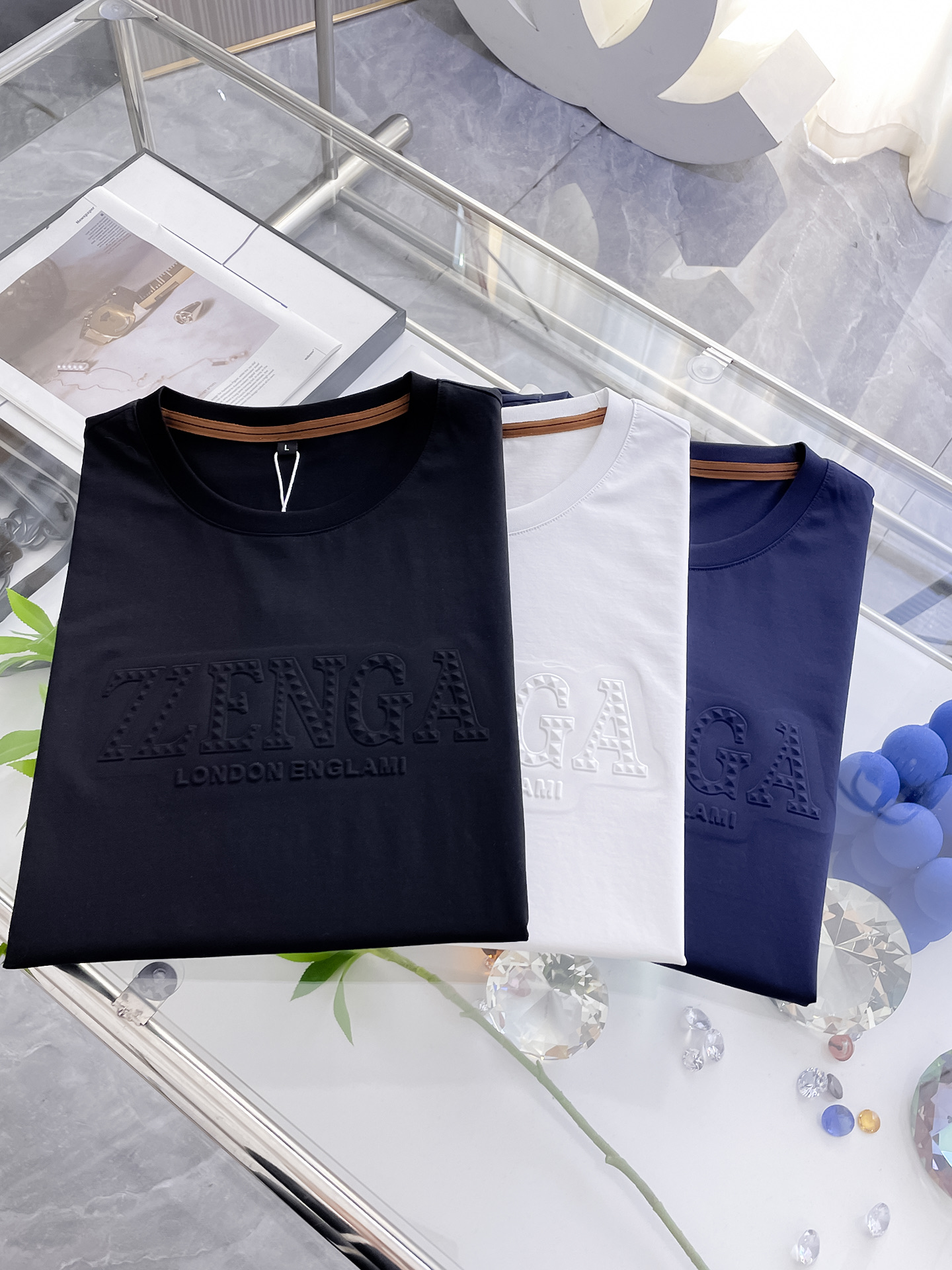 NO:133250,Zenia 2025 new original single men's casual base short-sleeved T-shirt!  High-end customization, high-end version, fashionable and versatile, loose version, original imported 420g double-strand pure cotton fabric, threaded cuffs, neckline hem, super soft and delicate, skin-friendly and comfortable to wear, high-end boutique, OEM, fine-made top body, very good, men's essential items, three-standard size M-3xl, maximum size can be worn about 190 catties, zegna, T-shirt,tees, t-shirt,alexander wang19860909杰尼亚 2025新款原单男士休闲打底短袖T恤！高端定制 高版本 时尚百搭爆款宽松版型原版进口420克双股纯棉面料 螺纹袖口.领口衣摆 手感超柔软细腻 穿着亲肤舒适 高端精品 代工厂精细做上身非常赞 男士必备单品 三标齐全 尺码M-3xl 最大码可穿190斤左右,,zegna,T-shirt,tees，t-shirt,alexander wang,Men's clothing