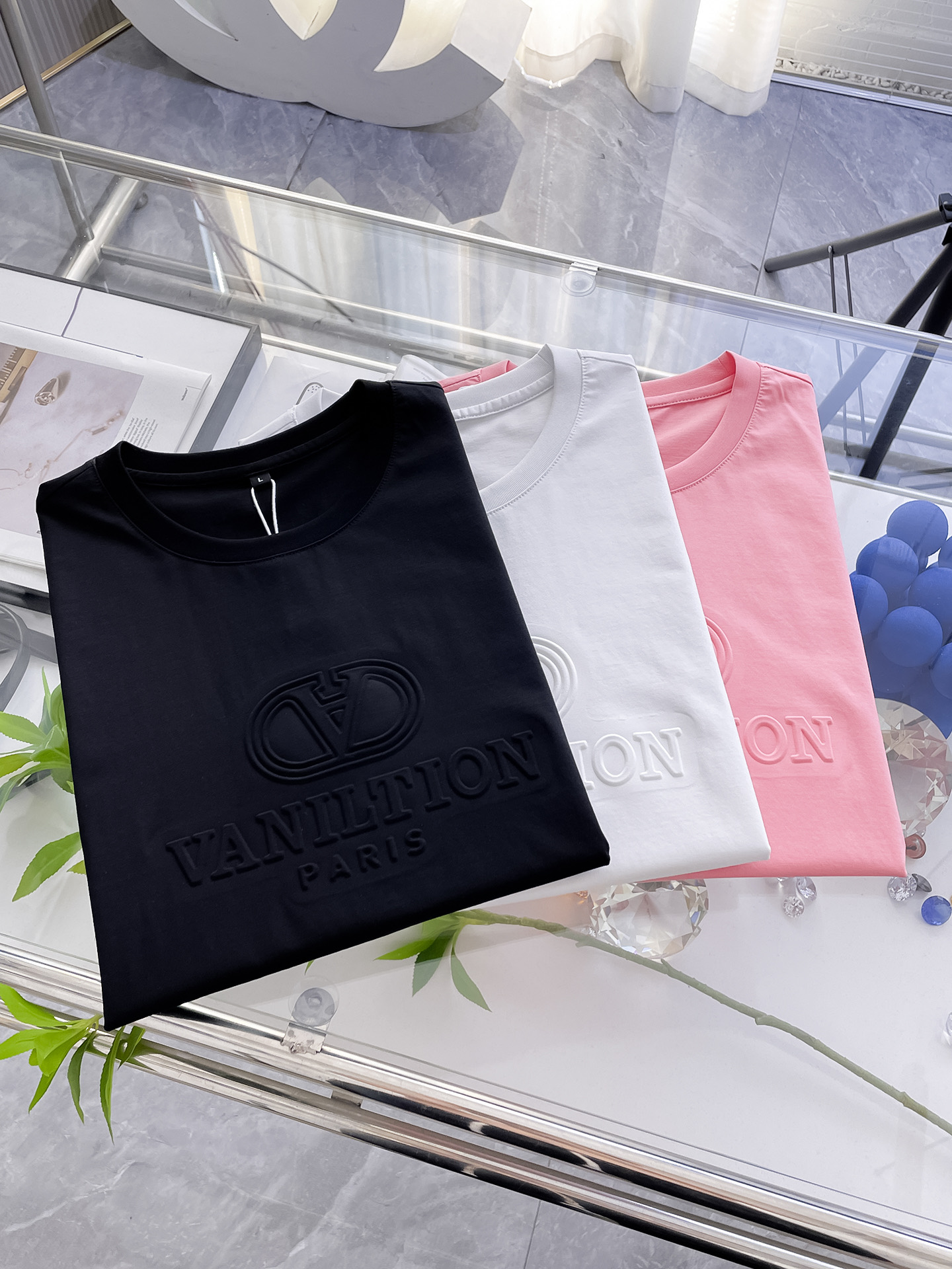 NO:133247,Valentino 2025 new original single men's casual base short-sleeved T-shirt!  High-end customization, high-end version, fashionable and versatile, loose version, original imported 420g double-strand pure cotton fabric, threaded cuffs, neckline hem, super soft and delicate, skin-friendly and comfortable to wear, high-end boutique, OEM, fine-made top body, very good, men's essential items, three-standard size M-3xl, maximum size can be worn about 190 catties, valentino, T-shirt,tees, t-shirt,alexander wang19860909华伦天奴 2025新款原单男士休闲打底短袖T恤！高端定制 高版本 时尚百搭爆款宽松版型原版进口420克双股纯棉面料 螺纹袖口.领口衣摆 手感超柔软细腻 穿着亲肤舒适 高端精品 代工厂精细做上身非常赞 男士必备单品 三标齐全 尺码M-3xl 最大码可穿190斤左右,,valentino,T-shirt,tees，t-shirt,alexander wang,Men's clothing