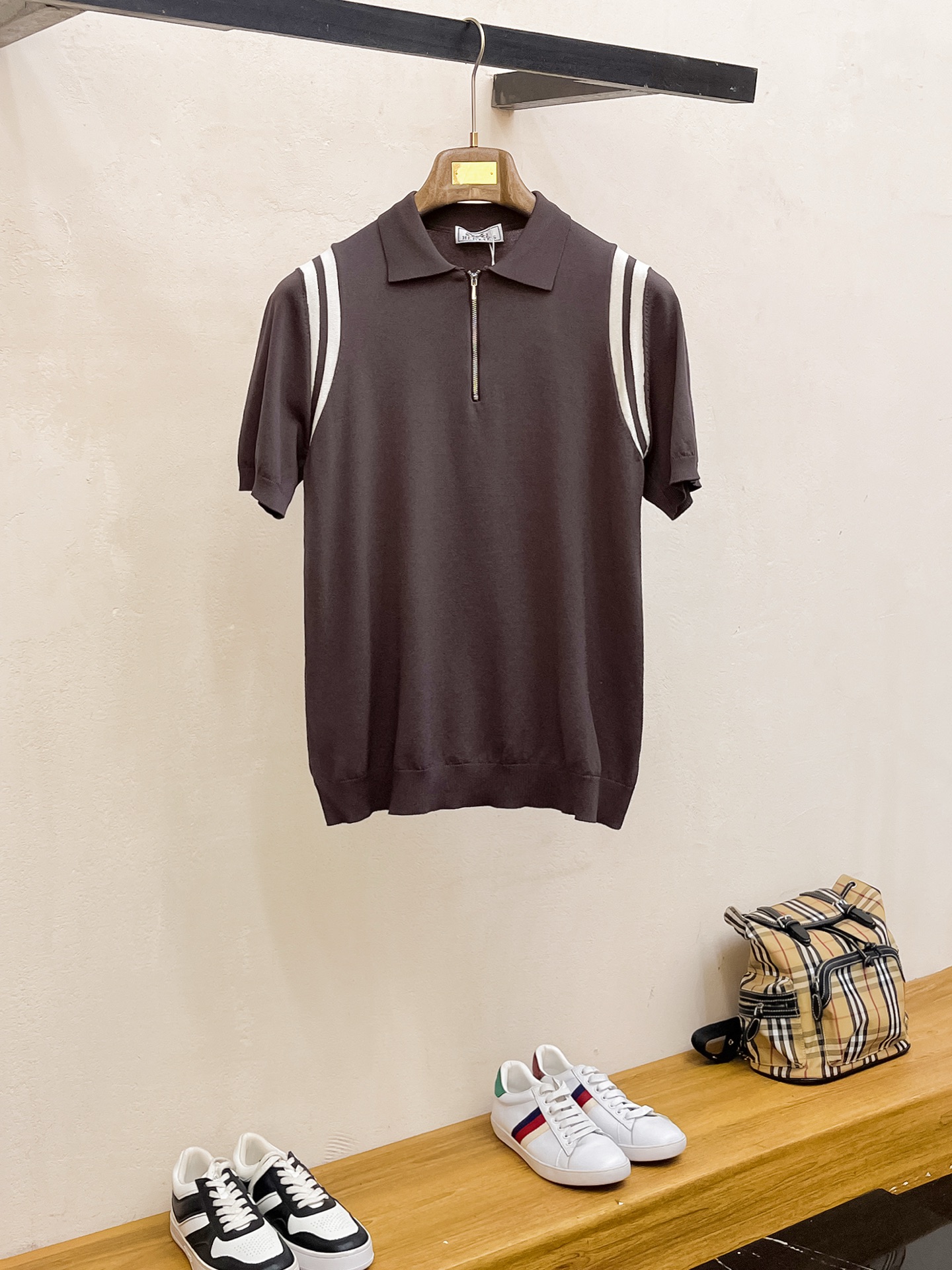 NO:525409,P Hermes 25ss new knitted short-sleeved sleeves, super classic design, simple and without any unnecessary cumbersome feeling, an indispensable versatile item in the wardrobe, made of high-quality wool, super comfortable to wear, avant-garde and practical to wear, exquisite and perfect craftsmanship, a classic work of a fashionable and casual series!  Size M-3XL, hermes, hermes, T-shirt, alexander wang19860909P Hermes爱马仕 25ss新款针织短袖,超经典设计,简约没有任何多余累赘感,衣橱不可缺少的一件百搭单品,采用优质羊毛制作而成,穿身上超级舒适,前卫又实穿,精致完美工艺,时尚休闲系列的经典之作！ 尺码M-3XL,,hermes,hermes,T-shirt,alexander wang,Men's clothing