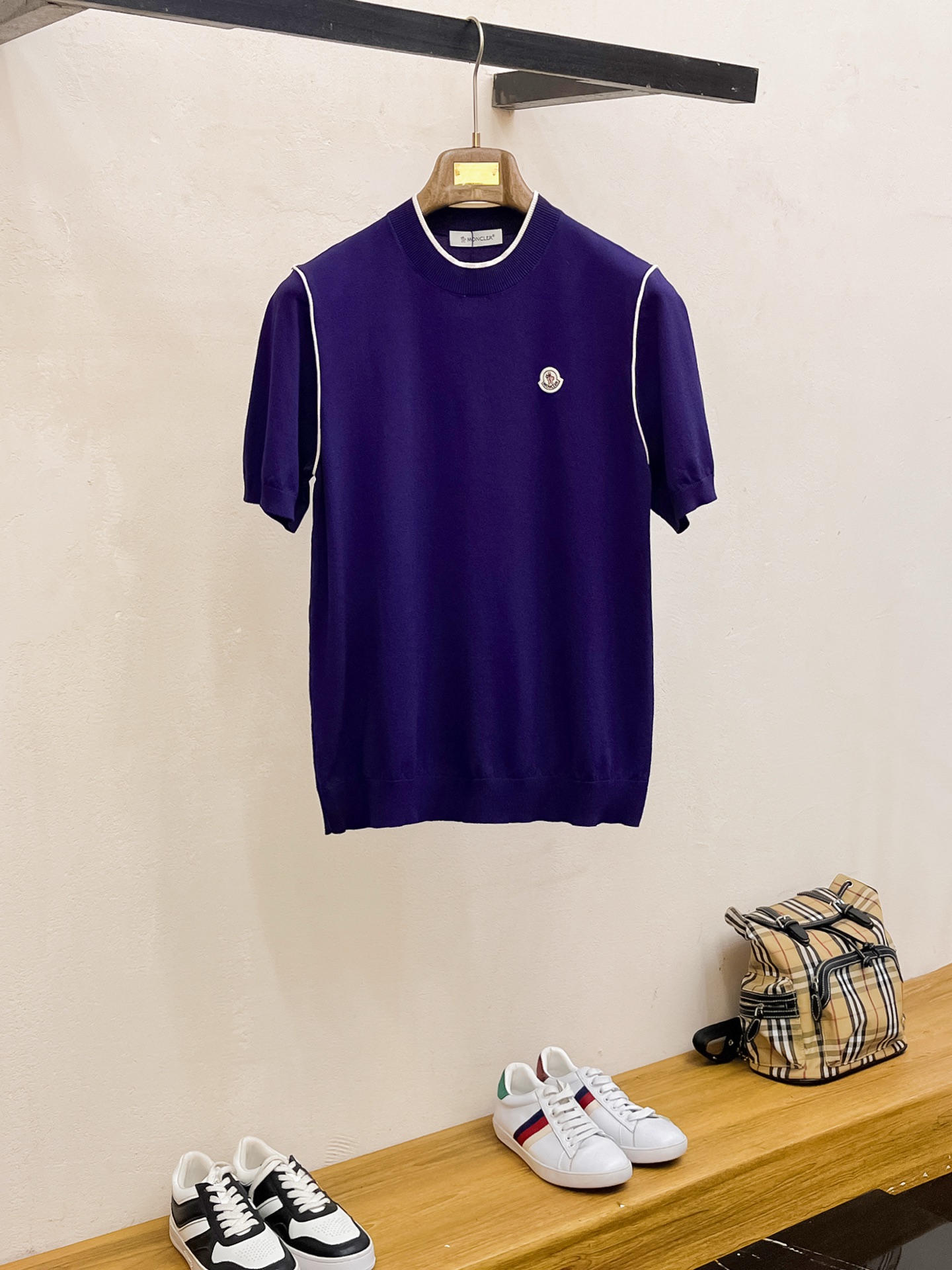 NO:525387,P 25ss new knitted short-sleeved sleeves, super classic design, simple and without any unnecessary cumbersome feeling, an indispensable versatile item in the wardrobe, made of high-quality wool, super comfortable to wear, avant-garde and practical to wear, exquisite and perfect craftsmanship, a classic work of a fashionable and casual series!  Size M-3XL, Moncler, T-shirt, alexander wang19860909P 蒙口 25ss新款针织短袖,超经典设计,简约没有任何多余累赘感,衣橱不可缺少的一件百搭单品,采用优质羊毛制作而成,穿身上超级舒适,前卫又实穿,精致完美工艺,时尚休闲系列的经典之作！ 尺码M-3XL,,Moncler,T-shirt,alexander wang,Men's clothing