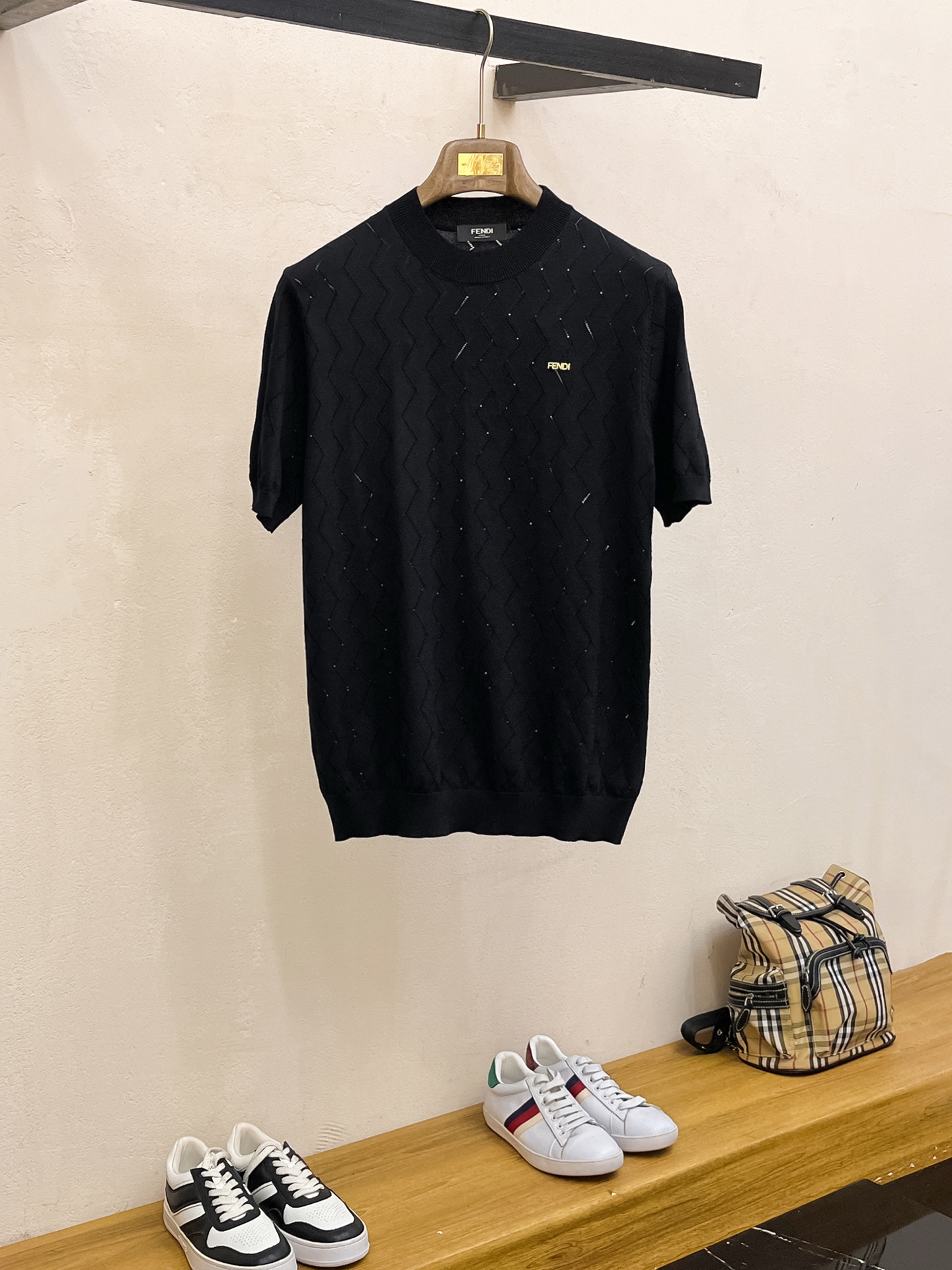 NO:525390,P FENDI 25ss new knitted short-sleeved sleeves, super classic design, simple and without any unnecessary cumbersome feeling, an indispensable versatile item in the wardrobe, made of high-quality wool, super comfortable to wear, avant-garde and practical to wear, exquisite and perfect craftsmanship, a classic work of a fashionable and casual series!  Size M-3XL, fendi, fendi, T-shirt, alexander wang19860909P FENDI 芬迪 25ss新款针织短袖,超经典设计,简约没有任何多余累赘感,衣橱不可缺少的一件百搭单品,采用优质羊毛制作而成,穿身上超级舒适,前卫又实穿,精致完美工艺,时尚休闲系列的经典之作！ 尺码M-3XL,,fendi,fendi,T-shirt,alexander wang,Men's clothing