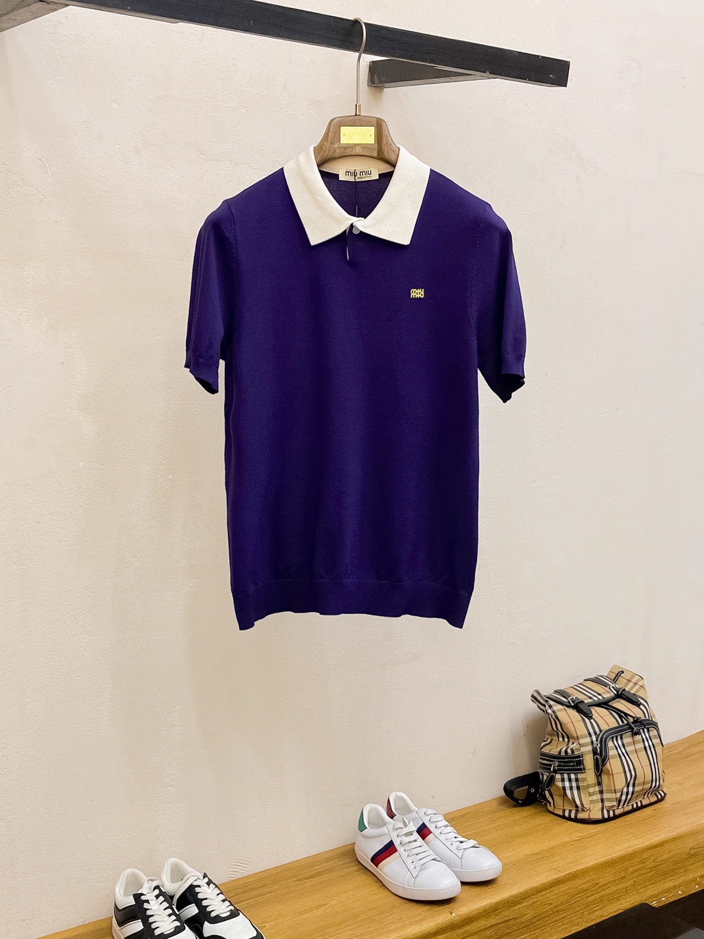 NO:525393,P min min 25ss new knitted short-sleeved sleeves, super classic design, simple and without any unnecessary cumbersome feeling, an indispensable versatile item in the wardrobe, made of high-quality wool, super comfortable to wear, avant-garde and practical to wear, exquisite and perfect craftsmanship, a classic work of a fashionable and casual series!  Size M-3XL, T-shirt,alexander wang19860909P min min 25ss新款针织短袖,超经典设计,简约没有任何多余累赘感,衣橱不可缺少的一件百搭单品,采用优质羊毛制作而成,穿身上超级舒适,前卫又实穿,精致完美工艺,时尚休闲系列的经典之作！ 尺码M-3XL,,T-shirt,alexander wang,Men's clothing