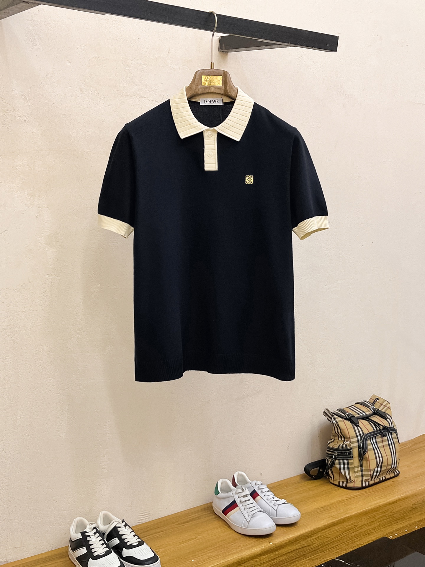 NO:525399,P Luo Yiwei 25ss new knitted short-sleeved sleeves, super classic design, simple and without any unnecessary cumbersome feeling, an indispensable versatile item in the wardrobe, made of high-quality wool, super comfortable to wear, avant-garde and practical to wear, exquisite and perfect craftsmanship, a classic work of a fashionable and casual series!  Size M-3XL, loewe, T-shirt, alexander wang19860909P 罗意威 25ss新款针织短袖,超经典设计,简约没有任何多余累赘感,衣橱不可缺少的一件百搭单品,采用优质羊毛制作而成,穿身上超级舒适,前卫又实穿,精致完美工艺,时尚休闲系列的经典之作！ 尺码M-3XL,,loewe,T-shirt,alexander wang,Men's clothing