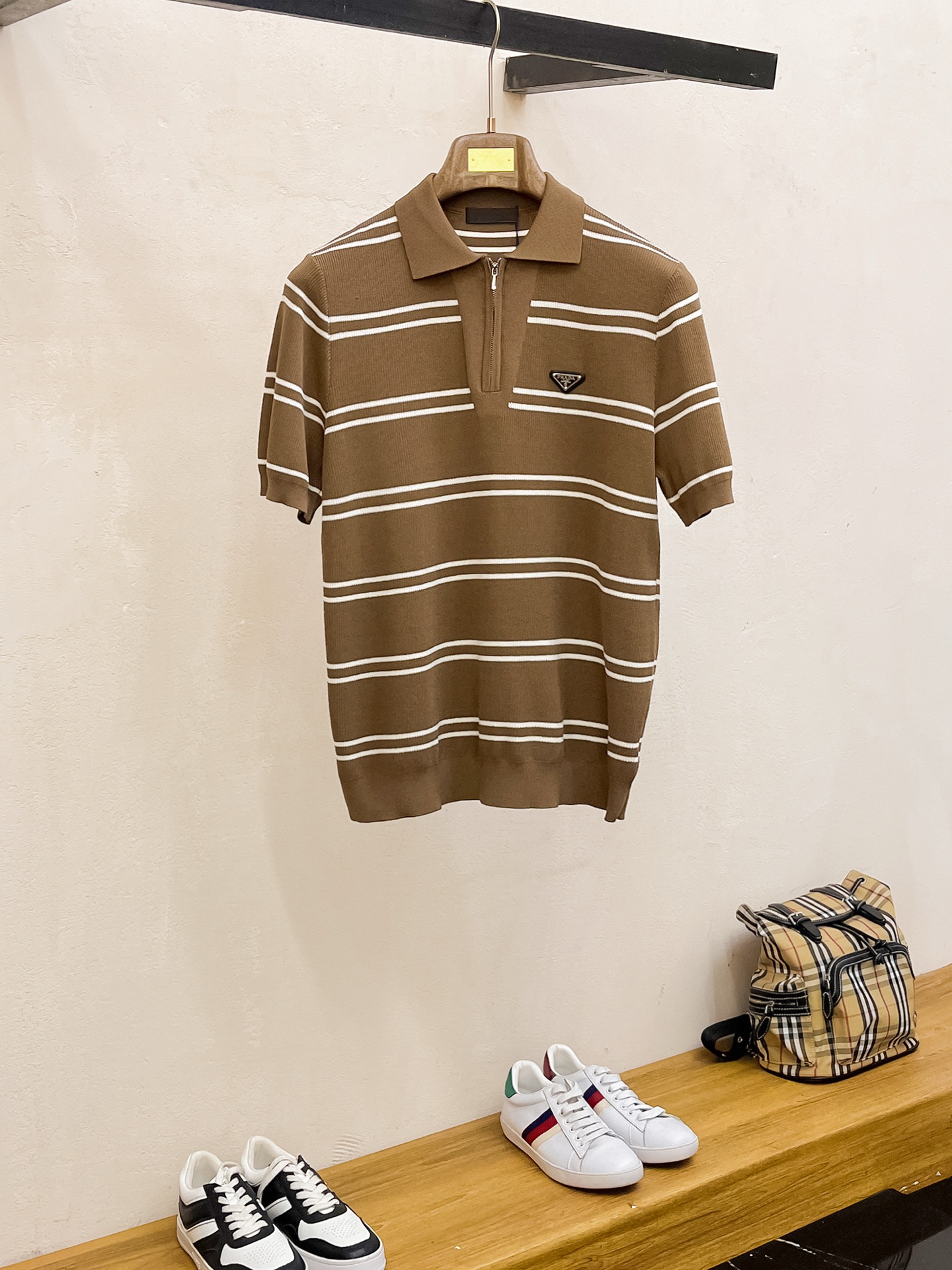 NO:498561,P PRADA 25ss new knitted short-sleeved sleeves, super classic design, simple and without any unnecessary cumbersome feeling, an indispensable versatile item in the wardrobe, made of high-quality wool, super comfortable to wear, avant-garde and practical to wear, exquisite and perfect craftsmanship, a classic work of a fashionable and casual series!  Size M-3XL, prada, prada, T-shirt, alexander wang19860909P PRADA 普拉达 25ss新款针织短袖,超经典设计,简约没有任何多余累赘感,衣橱不可缺少的一件百搭单品,采用优质羊毛制作而成,穿身上超级舒适,前卫又实穿,精致完美工艺,时尚休闲系列的经典之作！ 尺码M-3XL,,prada,prada,T-shirt,alexander wang,Men's clothing