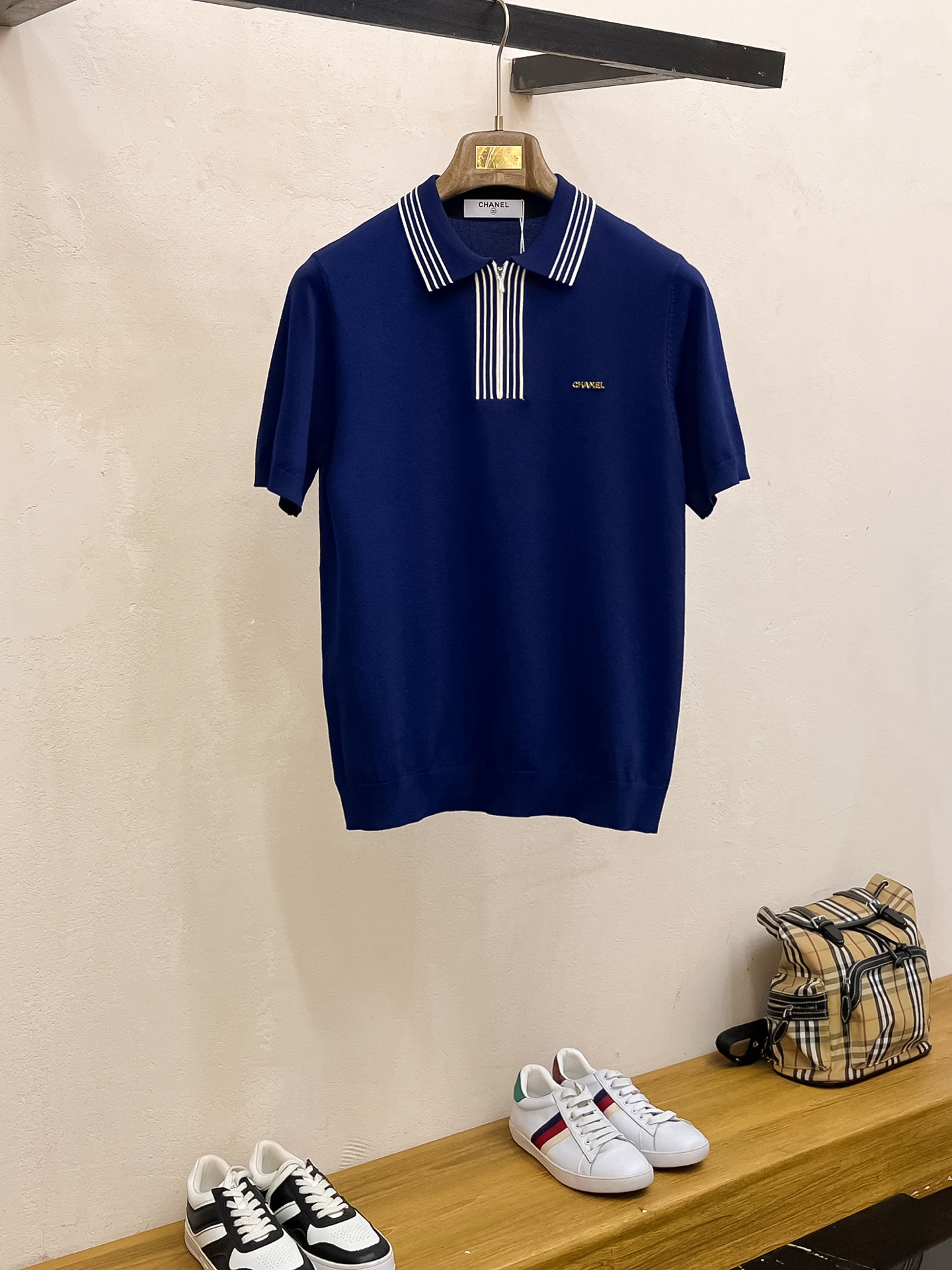 NO:498549,P Chanel 25ss new knitted short-sleeved sleeves, super classic design, simple and without any unnecessary cumbersome feeling, an indispensable versatile item in the wardrobe, made of high-quality wool, super comfortable to wear, avant-garde and practical to wear, exquisite and perfect craftsmanship, a classic work of a fashionable and casual series!  Size M-3XL, chanel, T-shirt, alexander wang19860909P 香奈儿 25ss新款针织短袖,超经典设计,简约没有任何多余累赘感,衣橱不可缺少的一件百搭单品,采用优质羊毛制作而成,穿身上超级舒适,前卫又实穿,精致完美工艺,时尚休闲系列的经典之作！ 尺码M-3XL,,chanel,T-shirt,alexander wang,Men's clothing