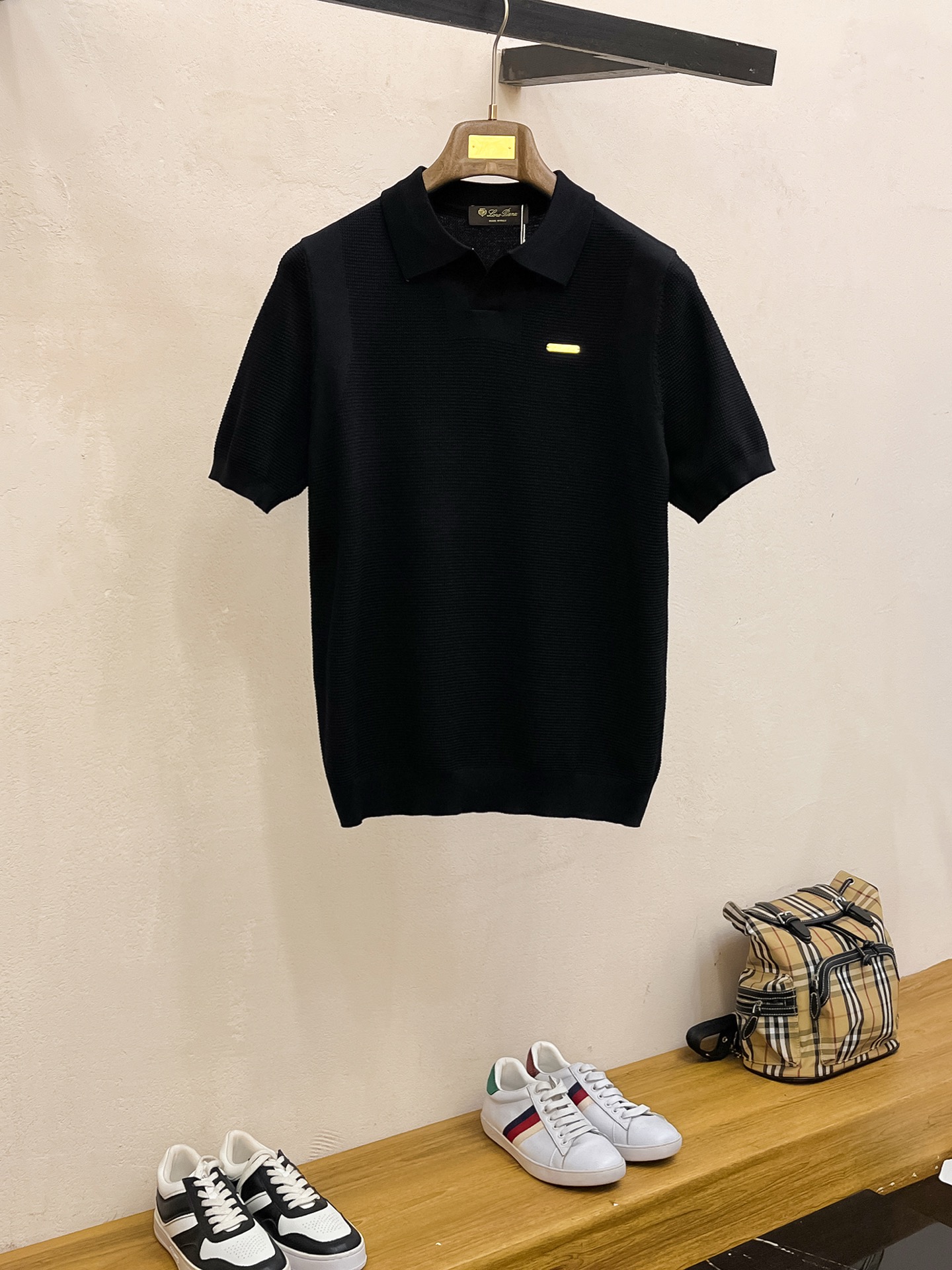 NO:498555,P Lss' new knitted short-sleeved sleeves, super classic design, simple and without any unnecessary cumbersome feeling, an indispensable versatile item in the wardrobe, made of high-quality wool, super comfortable to wear, avant-garde and practical to wear, exquisite and perfect craftsmanship, a classic work of a fashionable and casual series!  Size M-3XL, T-shirt,alexander wang19860909P Lss新款针织短袖,超经典设计,简约没有任何多余累赘感,衣橱不可缺少的一件百搭单品,采用优质羊毛制作而成,穿身上超级舒适,前卫又实穿,精致完美工艺,时尚休闲系列的经典之作！ 尺码M-3XL,,T-shirt,alexander wang,Men's clothing