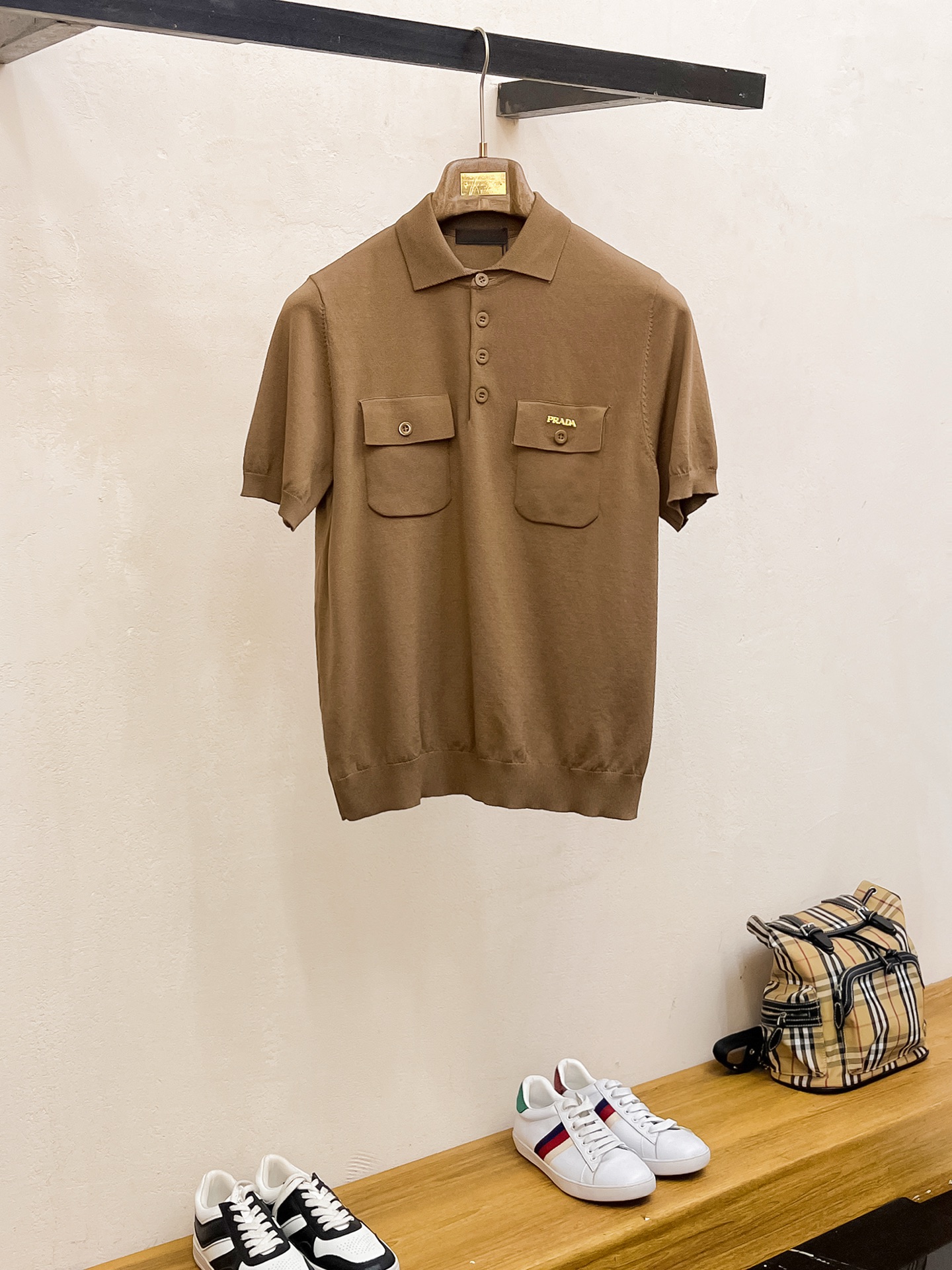 NO:441210,P PRADA 25ss new knitted short-sleeved sleeves, super classic design, simple and without any unnecessary cumbersome feeling, an indispensable versatile item in the wardrobe, made of high-quality wool, super comfortable to wear, avant-garde and practical to wear, exquisite and perfect craftsmanship, a classic work of a fashionable and casual series!  Size M-3XL, prada, prada, T-shirt, alexander wang19860909P PRADA 普拉达 25ss新款针织短袖,超经典设计,简约没有任何多余累赘感,衣橱不可缺少的一件百搭单品,采用优质羊毛制作而成,穿身上超级舒适,前卫又实穿,精致完美工艺,时尚休闲系列的经典之作！ 尺码M-3XL,,prada,prada,T-shirt,alexander wang,Men's clothing