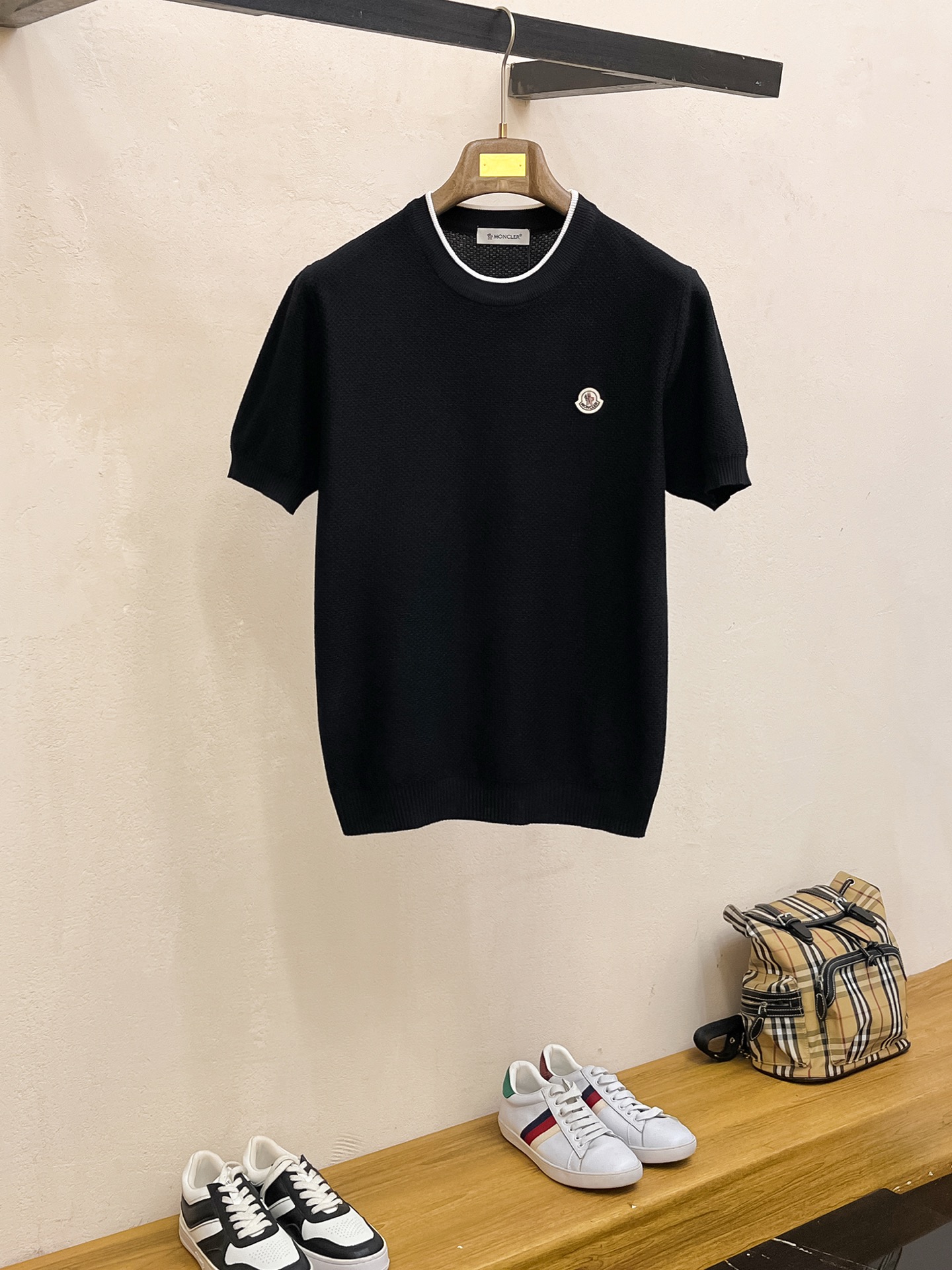 NO:441196,P 25ss new knitted short-sleeved sleeves, super classic design, simple and without any unnecessary cumbersome feeling, an indispensable versatile item in the wardrobe, made of high-quality wool, super comfortable to wear, avant-garde and practical to wear, exquisite and perfect craftsmanship, a classic work of a fashionable and casual series!  Size M-3XL, Moncler, T-shirt, alexander wang19860909P 蒙口 25ss新款针织短袖,超经典设计,简约没有任何多余累赘感,衣橱不可缺少的一件百搭单品,采用优质羊毛制作而成,穿身上超级舒适,前卫又实穿,精致完美工艺,时尚休闲系列的经典之作！ 尺码M-3XL,,Moncler,T-shirt,alexander wang,Men's clothing