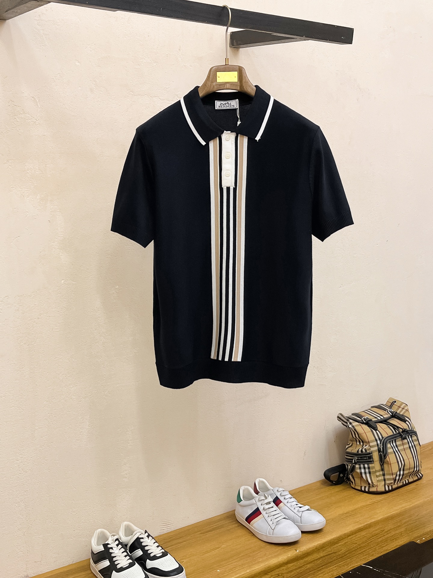 NO:441216,P Hermes 25ss new knitted short-sleeved sleeves, super classic design, simple and without any unnecessary cumbersome feeling, an indispensable versatile item in the wardrobe, made of high-quality wool, super comfortable to wear, avant-garde and practical to wear, exquisite and perfect craftsmanship, a classic work of a fashionable and casual series!  Size M-3XL, hermes, hermes, T-shirt, alexander wang19860909P Hermes爱马仕 25ss新款针织短袖,超经典设计,简约没有任何多余累赘感,衣橱不可缺少的一件百搭单品,采用优质羊毛制作而成,穿身上超级舒适,前卫又实穿,精致完美工艺,时尚休闲系列的经典之作！ 尺码M-3XL,,hermes,hermes,T-shirt,alexander wang,Men's clothing