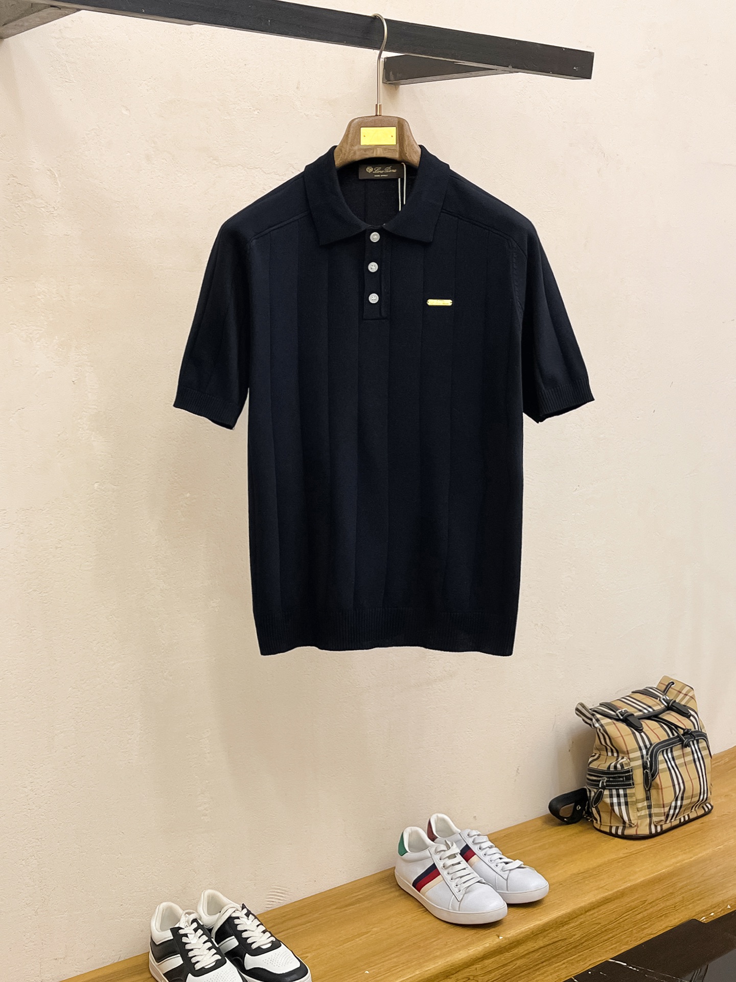 NO:441203,P Lss' new knitted short-sleeved sleeves, super classic design, simple and without any unnecessary cumbersome feeling, an indispensable versatile item in the wardrobe, made of high-quality wool, super comfortable to wear, avant-garde and practical to wear, exquisite and perfect craftsmanship, a classic work of a fashionable and casual series!  Size M-3XL, T-shirt,alexander wang19860909P Lss新款针织短袖,超经典设计,简约没有任何多余累赘感,衣橱不可缺少的一件百搭单品,采用优质羊毛制作而成,穿身上超级舒适,前卫又实穿,精致完美工艺,时尚休闲系列的经典之作！ 尺码M-3XL,,T-shirt,alexander wang,Men's clothing