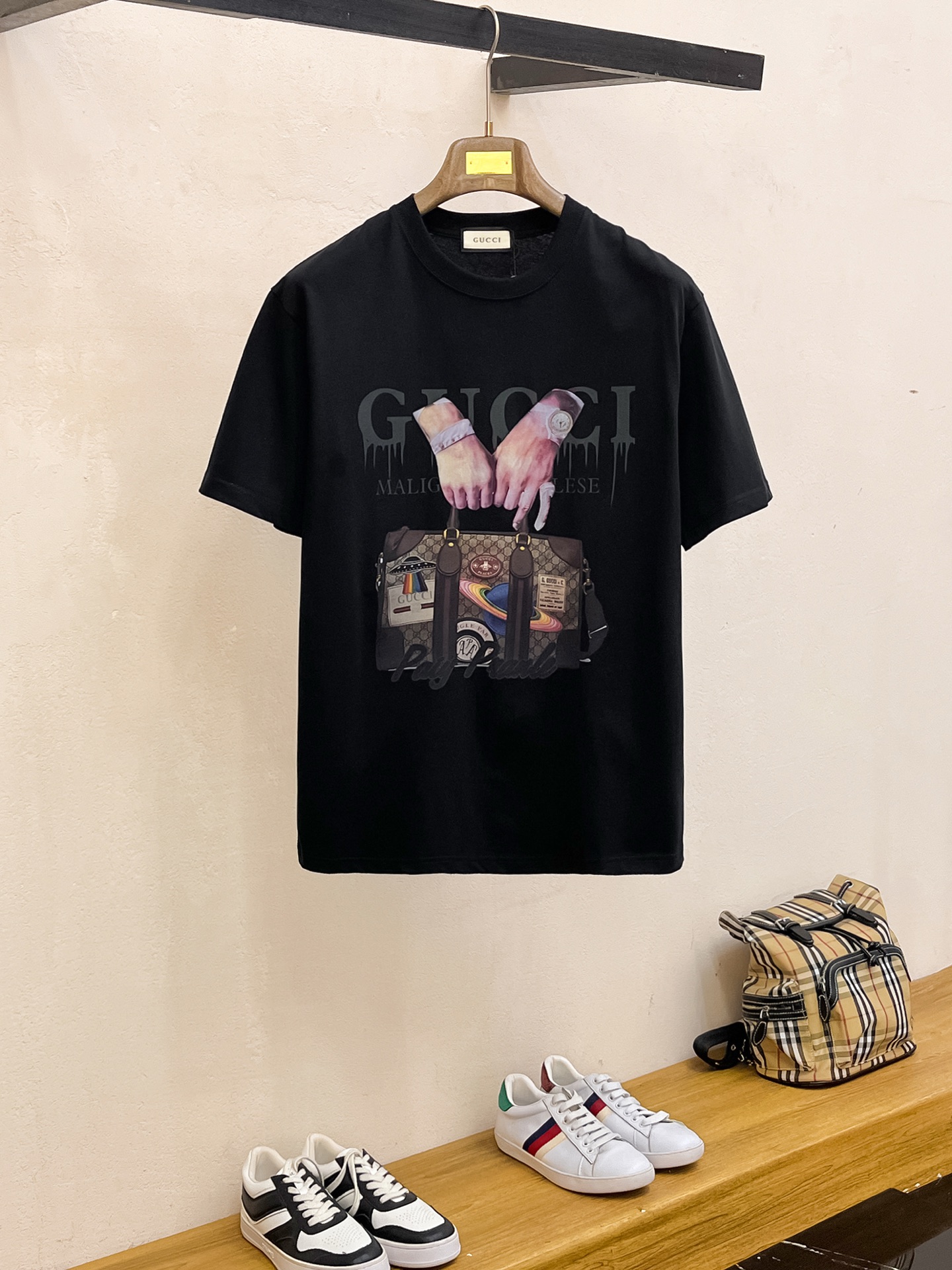 NO:420021,Price adjustment. Price adjustment (the market has imitation version and accurate craftsmanship and fabrics) 25ss Gucci pure cotton latest fabric (highest version) classic logo pattern logo fashionable simple trendy short sleeves, the top quality counter original single short sleeves, the top production process imported fabric, the counter model is uniquely designed, using imported high-end customized fabrics. The official website is on sale!  Excellent fabric pattern, size..Black and white M-3XL, gucci, T-shirt, alexander wang19860909调价.调价（市场有仿版认准工艺和面料） 25ss古驰纯棉最新面料（最高版本）经典标识图案logo时尚简约潮流短袖,最顶级的品质专柜原单短袖,顶级制作工艺进口面料,专柜款独特设计,采用进口高端订制面料.官网在售！面料版型超赞 码数..黑白色 M-3XL,,gucci,T-shirt,alexander wang,Men's clothing