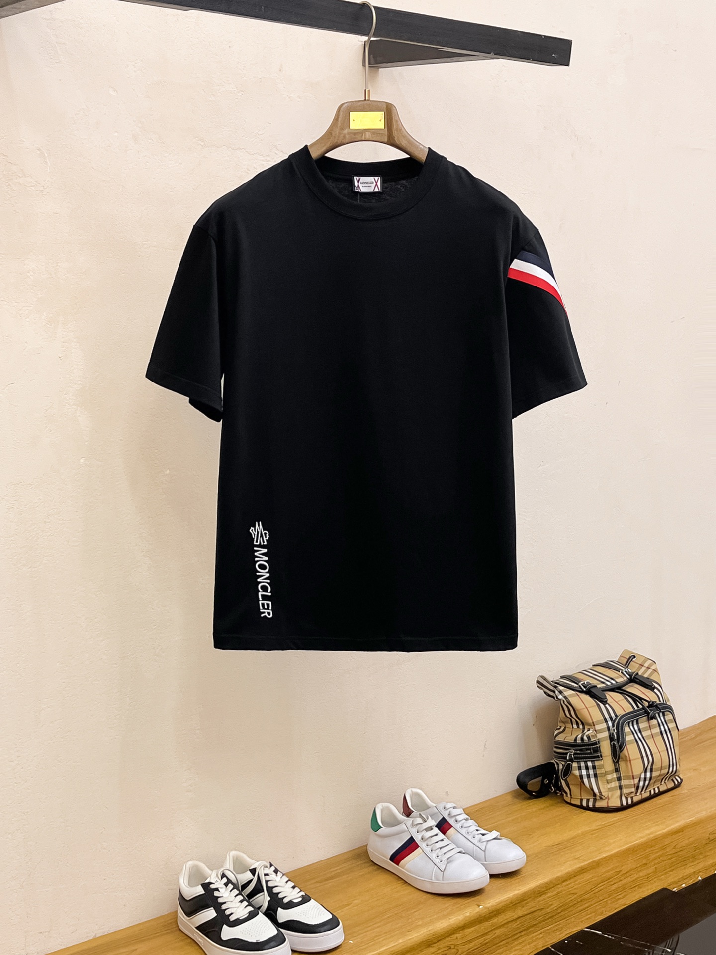 NO:419983,Price adjustment. Price adjustment (the market has imitation version and accurate craftsmanship and fabrics) 25ss masked pure cotton latest fabric (highest version) classic logo pattern logo fashionable simple trendy short sleeves, the top quality counter original single short sleeves, the top production process imported fabric, the counter model is uniquely designed, using imported high-end customized fabrics. It is on sale on the official website!  Excellent fabric fit, size..Black and white M-3XL, Moncler, T-shirt, alexander wang19860909调价.调价（市场有仿版认准工艺和面料） 25ss蒙口纯棉最新面料（最高版本）经典标识图案logo时尚简约潮流短袖,最顶级的品质专柜原单短袖,顶级制作工艺进口面料,专柜款独特设计,采用进口高端订制面料.官网在售！面料版型超赞 码数..黑白色 M-3XL,,Moncler,T-shirt,alexander wang,Men's clothing