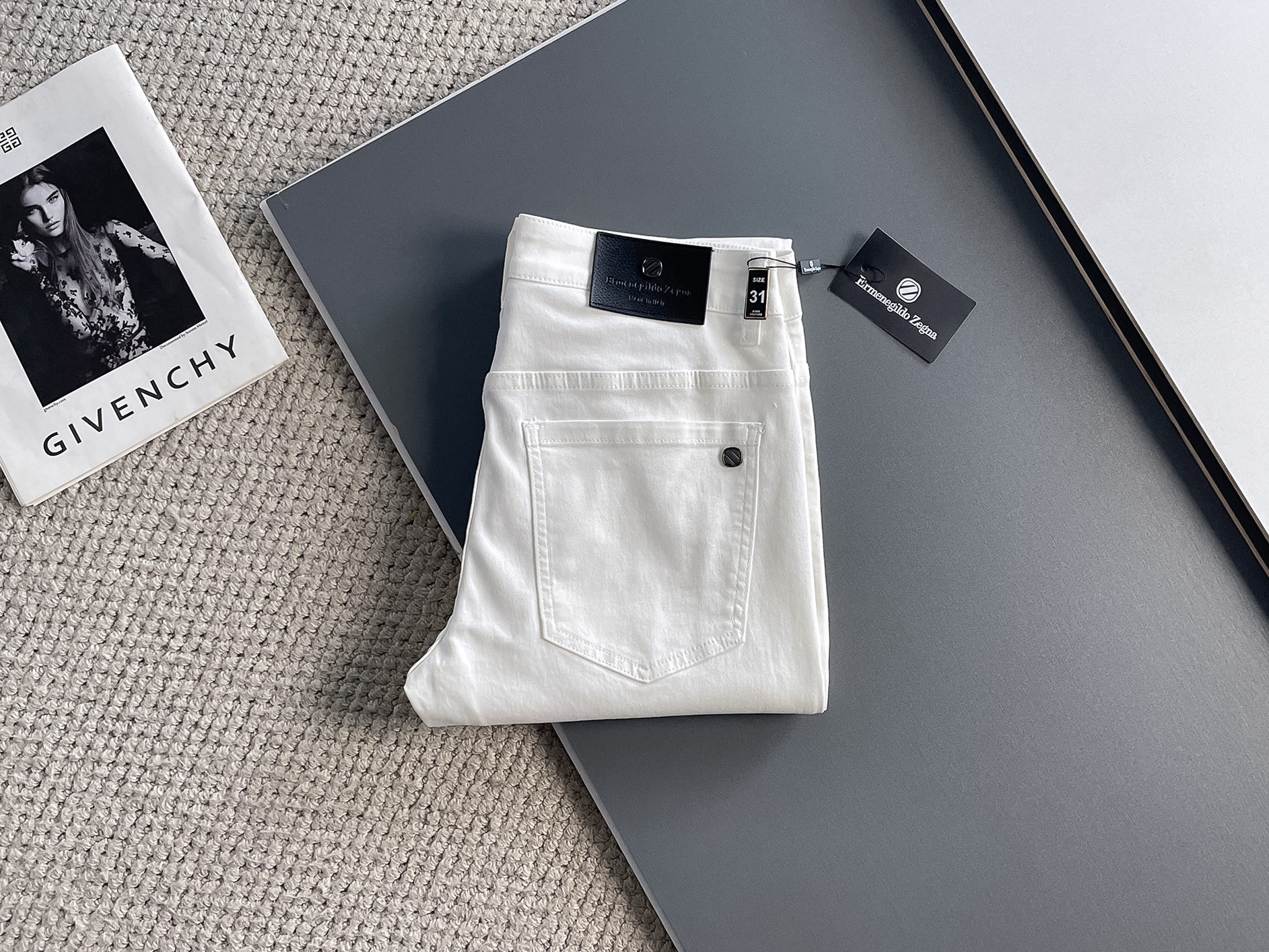 NO:162917,Jenia 2025 summer new men's wash small straight jeans!  Trading company channel is awesome, with excellent quality, versatile versatile pants king in the fashion circle, European and American street photography mid-to-high frequency wear demonstration, leather waist brand logo design!  And it is a must-have item for luxury brands every season!  Very pure and minimalist design tone!  Adhering to the usual fashion proposition, it is quite eye-catching, which demonstrates its ingenuity and strongly posits its brand identity!  Customized Italian tannin fabrics are invincible in texture and have a charm, perfect style and tailoring, and excellent slimming effect. They can sweep the wardrobe and match any top set. They are widely compatible and casual, with full upper body shapes and invincible fashionable and versatile!  Size 29-38, zegna, jeans, alexander wang19860909杰尼亚 2025夏季新款男士水洗小直筒牛仔裤！贸易公司渠道牛货,品相超赞,时尚圈万能的百搭裤王,欧美街拍中高频穿搭示范,皮革腰牌logo设计！且是奢侈品牌每季必出的单品！非常纯粹极简的设计基调！秉承了一贯的时尚主张,颇具看点,即彰显了匠心工艺又有力的标榜了品牌身份！客供意大利定制丹宁面料,质感无敌赞,颇具韵味,版型剪裁完美,提臀修身显瘦效果极佳,可横扫衣橱任何的上装搭配,兼容性广泛,休闲兼备,上身型款十足,无敌的时髦百搭神品！尺码29-38,,zegna,jeans,alexander wang,Men's clothing