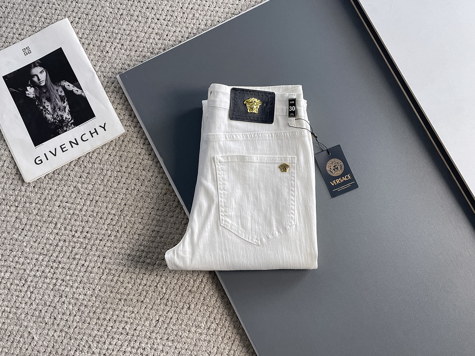 NO:162919,Versace 2025 summer new men's wash small straight jeans!  Trading company channel is awesome, with excellent quality, versatile versatile pants king in the fashion circle, European and American street photography mid-to-high frequency wear demonstration, leather waist brand logo design!  And it is a must-have item for luxury brands every season!  Very pure and minimalist design tone!  Adhering to the usual fashion proposition, it is quite eye-catching, which demonstrates its ingenuity and strongly posits its brand identity!  Customized Italian tannin fabrics are invincible in texture and have a charm, perfect style and tailoring, and excellent slimming effect. They can sweep the wardrobe and match any top set. They are widely compatible and casual, with full upper body shapes and invincible fashionable and versatile!  Size 29-38, versace, jeans, alexander wang19860909范思哲 2025夏季新款男士水洗小直筒牛仔裤！贸易公司渠道牛货,品相超赞,时尚圈万能的百搭裤王,欧美街拍中高频穿搭示范,皮革腰牌logo设计！且是奢侈品牌每季必出的单品！非常纯粹极简的设计基调！秉承了一贯的时尚主张,颇具看点,即彰显了匠心工艺又有力的标榜了品牌身份！客供意大利定制丹宁面料,质感无敌赞,颇具韵味,版型剪裁完美,提臀修身显瘦效果极佳,可横扫衣橱任何的上装搭配,兼容性广泛,休闲兼备,上身型款十足,无敌的时髦百搭神品！尺码29-38,,versace,jeans,alexander wang,Men's clothing