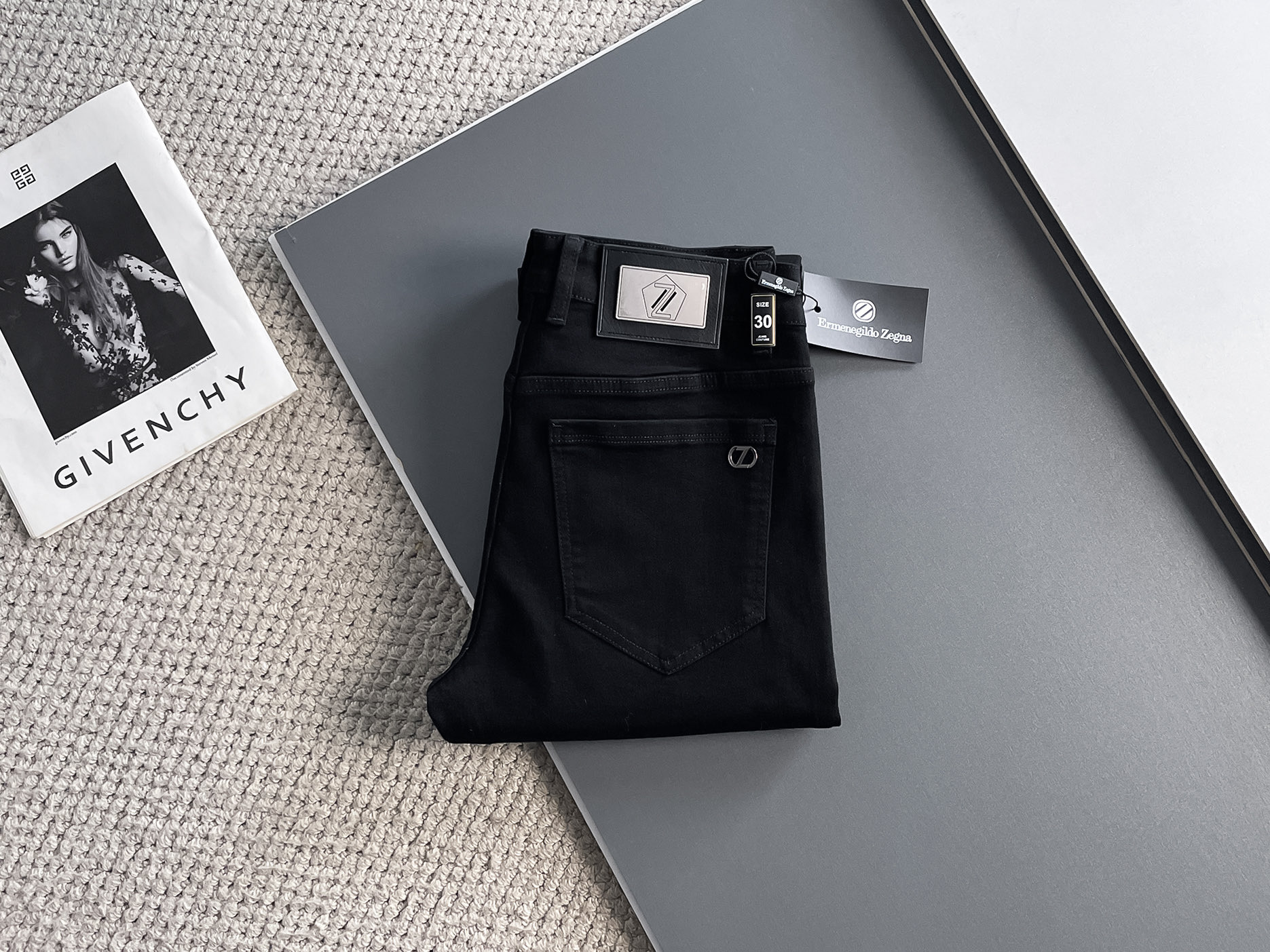 NO:162921,Jenia 2025 summer new men's wash small straight jeans!  Trading company channel is awesome, with excellent quality, versatile versatile pants king in the fashion circle, European and American street photography mid-to-high frequency wear demonstration, leather waist brand logo design!  And it is a must-have item for luxury brands every season!  Very pure and minimalist design tone!  Adhering to the usual fashion proposition, it is quite eye-catching, which demonstrates its ingenuity and strongly posits its brand identity!  Customized Italian tannin fabrics are invincible in texture and have a charm, perfect style and tailoring, and excellent slimming effect. They can sweep the wardrobe and match any top set. They are widely compatible and casual, with full upper body shapes and invincible fashionable and versatile!  Size 29-38, zegna, jeans, alexander wang19860909杰尼亚 2025夏季新款男士水洗小直筒牛仔裤！贸易公司渠道牛货,品相超赞,时尚圈万能的百搭裤王,欧美街拍中高频穿搭示范,皮革腰牌logo设计！且是奢侈品牌每季必出的单品！非常纯粹极简的设计基调！秉承了一贯的时尚主张,颇具看点,即彰显了匠心工艺又有力的标榜了品牌身份！客供意大利定制丹宁面料,质感无敌赞,颇具韵味,版型剪裁完美,提臀修身显瘦效果极佳,可横扫衣橱任何的上装搭配,兼容性广泛,休闲兼备,上身型款十足,无敌的时髦百搭神品！尺码29-38,,zegna,jeans,alexander wang,Men's clothing