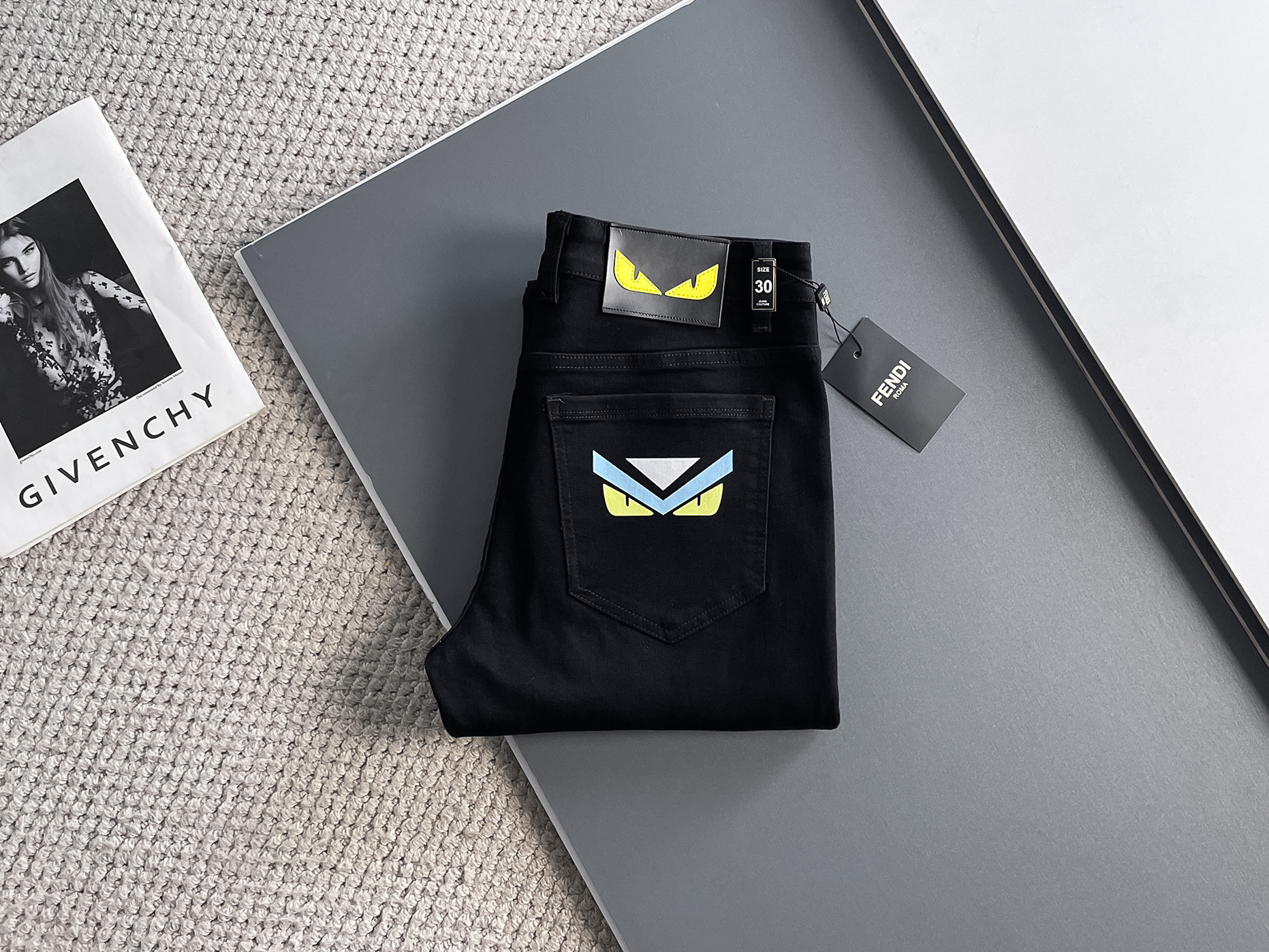 NO:162926,Fendi 2025 summer new men's wash small straight jeans!  Trading company channel is awesome, with excellent quality, versatile versatile pants king in the fashion circle, European and American street photography mid-to-high frequency wear demonstration, leather waist brand logo design!  And it is a must-have item for luxury brands every season!  Very pure and minimalist design tone!  Adhering to the usual fashion proposition, it is quite eye-catching, which demonstrates its ingenuity and strongly posits its brand identity!  Customized Italian tannin fabrics are invincible in texture and have a charm, perfect style and tailoring, and excellent slimming effect. They can sweep the wardrobe and match any top set. They are widely compatible and casual, with full upper body shapes and invincible fashionable and versatile!  Size 29-38, fendi, jeans, alexander wang19860909芬迪 2025夏季新款男士水洗小直筒牛仔裤！贸易公司渠道牛货,品相超赞,时尚圈万能的百搭裤王,欧美街拍中高频穿搭示范,皮革腰牌logo设计！且是奢侈品牌每季必出的单品！非常纯粹极简的设计基调！秉承了一贯的时尚主张,颇具看点,即彰显了匠心工艺又有力的标榜了品牌身份！客供意大利定制丹宁面料,质感无敌赞,颇具韵味,版型剪裁完美,提臀修身显瘦效果极佳,可横扫衣橱任何的上装搭配,兼容性广泛,休闲兼备,上身型款十足,无敌的时髦百搭神品！尺码29-38,,fendi,jeans,alexander wang,Men's clothing