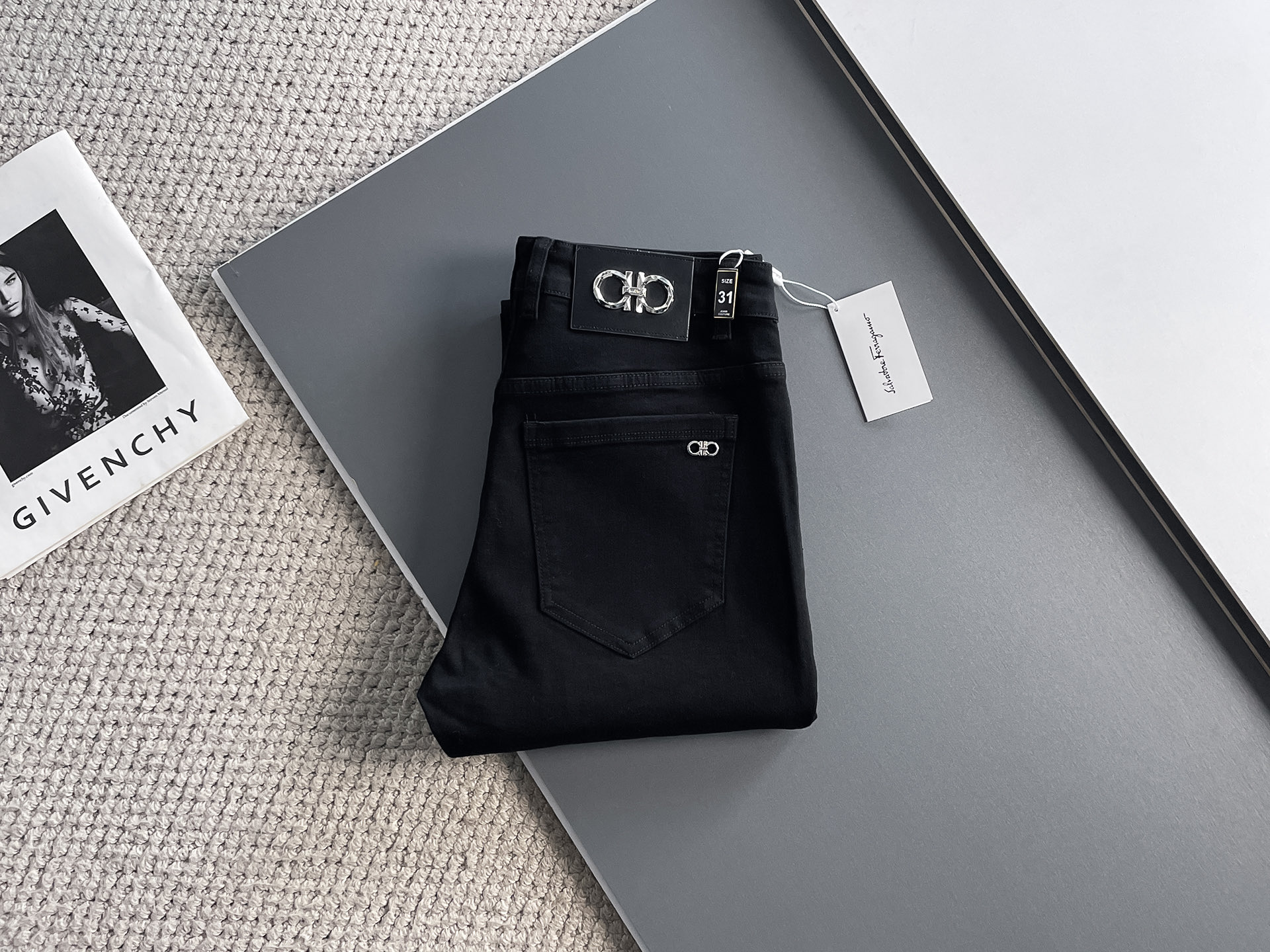 NO:162927,Ferragamo 2025 summer new men's wash small straight jeans!  Trading company channel is awesome, with excellent quality, versatile versatile pants king in the fashion circle, European and American street photography mid-to-high frequency wear demonstration, leather waist brand logo design!  And it is a must-have item for luxury brands every season!  Very pure and minimalist design tone!  Adhering to the usual fashion proposition, it is quite eye-catching, which demonstrates its ingenuity and strongly posits its brand identity!  Customized Italian tannin fabrics are invincible in texture and have a charm, perfect style and tailoring, and excellent slimming effect. They can sweep the wardrobe and match any top set. They are widely compatible and casual, with full upper body shapes and invincible fashionable and versatile!  Size 29-38, ferragamo, jeans, alexander wang19860909菲拉格慕 2025夏季新款男士水洗小直筒牛仔裤！贸易公司渠道牛货,品相超赞,时尚圈万能的百搭裤王,欧美街拍中高频穿搭示范,皮革腰牌logo设计！且是奢侈品牌每季必出的单品！非常纯粹极简的设计基调！秉承了一贯的时尚主张,颇具看点,即彰显了匠心工艺又有力的标榜了品牌身份！客供意大利定制丹宁面料,质感无敌赞,颇具韵味,版型剪裁完美,提臀修身显瘦效果极佳,可横扫衣橱任何的上装搭配,兼容性广泛,休闲兼备,上身型款十足,无敌的时髦百搭神品！尺码29-38,,ferragamo,jeans,alexander wang,Men's clothing