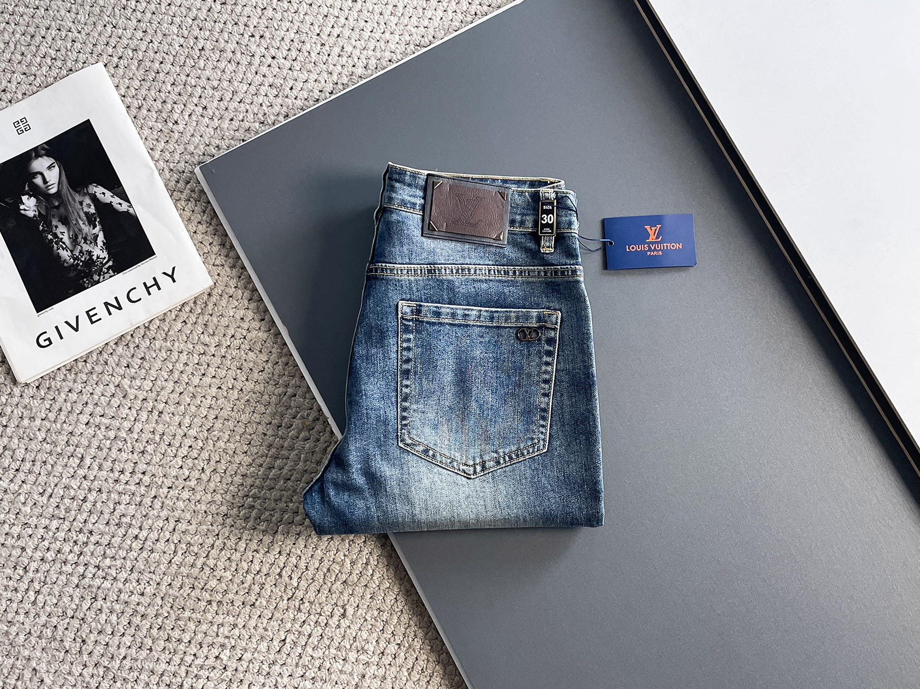 NO:162931,Louis Vuitton Lv 2025 Summer New Men's Washed Small Straight Jeans!  Trading company channel is awesome, with excellent quality, versatile versatile pants king in the fashion circle, European and American street photography mid-to-high frequency wear demonstration, leather waist brand logo design!  And it is a must-have item for luxury brands every season!  Very pure and minimalist design tone!  Adhering to the usual fashion proposition, it is quite eye-catching, which demonstrates its ingenuity and strongly posits its brand identity!  Customized Italian tannin fabrics are invincible in texture and have a charm, perfect style and tailoring, and excellent slimming effect. They can sweep the wardrobe and match any top set. They are widely compatible and casual, with full upper body shapes and invincible fashionable and versatile!  Size 29-38, louis vuitton,louis vuitton,jeans,alexander wang19860909路易威登 Lv 2025夏季新款男士水洗小直筒牛仔裤！贸易公司渠道牛货,品相超赞,时尚圈万能的百搭裤王,欧美街拍中高频穿搭示范,皮革腰牌logo设计！且是奢侈品牌每季必出的单品！非常纯粹极简的设计基调！秉承了一贯的时尚主张,颇具看点,即彰显了匠心工艺又有力的标榜了品牌身份！客供意大利定制丹宁面料,质感无敌赞,颇具韵味,版型剪裁完美,提臀修身显瘦效果极佳,可横扫衣橱任何的上装搭配,兼容性广泛,休闲兼备,上身型款十足,无敌的时髦百搭神品！尺码29-38,,louis vuitton,louis vuitton,jeans,alexander wang,Men's clothing