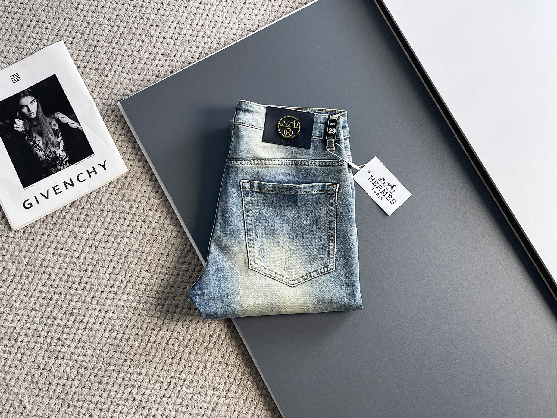 NO:162916,Hermes 2025 summer new men's wash small straight jeans!  Trading company channel is awesome, with excellent quality, versatile versatile pants king in the fashion circle, European and American street photography mid-to-high frequency wear demonstration, leather waist brand logo design!  And it is a must-have item for luxury brands every season!  Very pure and minimalist design tone!  Adhering to the usual fashion proposition, it is quite eye-catching, which demonstrates its ingenuity and strongly posits its brand identity!  Customized Italian tannin fabrics are invincible in texture and have a charm, perfect style and tailoring, and excellent slimming effect. They can sweep the wardrobe and match any top set. They are widely compatible and casual, with full upper body shapes and invincible fashionable and versatile!  Size 29-38, hermes, jeans, alexander wang19860909爱马仕 2025夏季新款男士水洗小直筒牛仔裤！贸易公司渠道牛货,品相超赞,时尚圈万能的百搭裤王,欧美街拍中高频穿搭示范,皮革腰牌logo设计！且是奢侈品牌每季必出的单品！非常纯粹极简的设计基调！秉承了一贯的时尚主张,颇具看点,即彰显了匠心工艺又有力的标榜了品牌身份！客供意大利定制丹宁面料,质感无敌赞,颇具韵味,版型剪裁完美,提臀修身显瘦效果极佳,可横扫衣橱任何的上装搭配,兼容性广泛,休闲兼备,上身型款十足,无敌的时髦百搭神品！尺码29-38,,hermes,jeans,alexander wang,Men's clothing