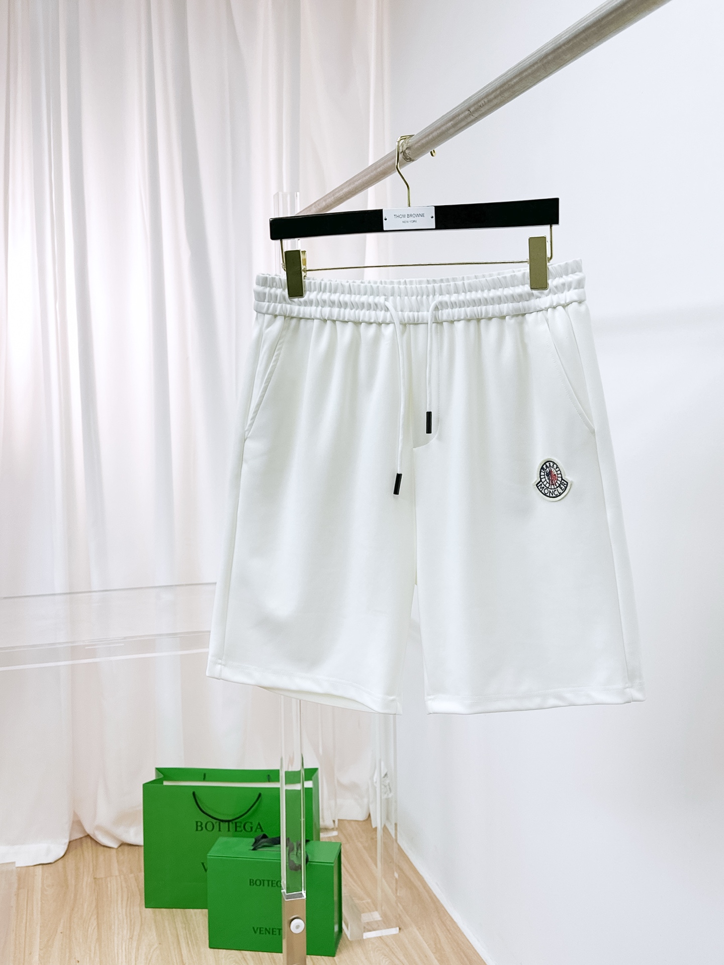 NO:876228,Mengkou 2026 new spring and summer men's casual shorts. High-end goods, simple, fashionable and elegant. Customized original imported fabrics. Simple, neat and refreshing. Quality workmanship details can withstand any form of inspection. Simple and elegant, versatile style. Elegant and handsome upper body, brand new sense of sight!  The appearance is incomparable, the details are in place, and the upper body is not picky!  Size M-3xL,,Moncler,shorts,19860909蒙口 2026春夏新款男士休闲短裤 高端货简洁时尚大方 定制原版进口面料 简洁利落又清爽 品质做工细节经得起任何形式检验简约大方百搭款 上身优雅帅气,焕然一新的即视感！品相无敌,细节都很到位,上身不挑人！ 码数M-3xL,,Moncler,shorts,,Men's clothing