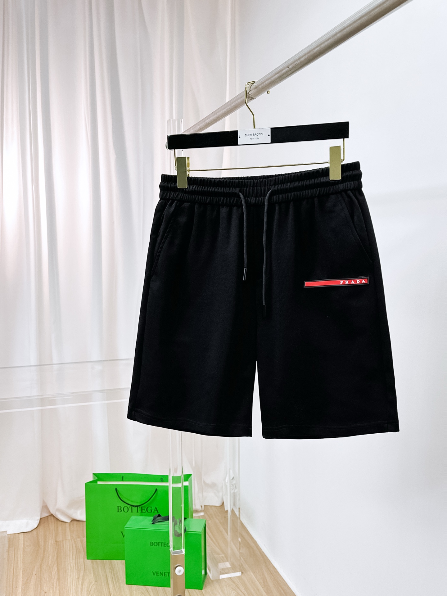 NO:876248,Prada's 2026 spring and summer new men's casual shorts are high-end products that are simple, fashionable and elegant. Customized original imported fabrics are simple, neat and refreshing. The quality workmanship details can withstand any form of inspection. Simple and elegant, versatile style. The upper body is elegant and handsome, giving you a brand new sense of sight!  The appearance is incomparable, the details are in place, and the upper body is not picky!  Size M-3xL,,prada,shorts,19860909普拉达 2026春夏新款男士休闲短裤 高端货简洁时尚大方 定制原版进口面料 简洁利落又清爽 品质做工细节经得起任何形式检验简约大方百搭款 上身优雅帅气,焕然一新的即视感！品相无敌,细节都很到位,上身不挑人！ 码数M-3xL,,prada,shorts,,Men's clothing