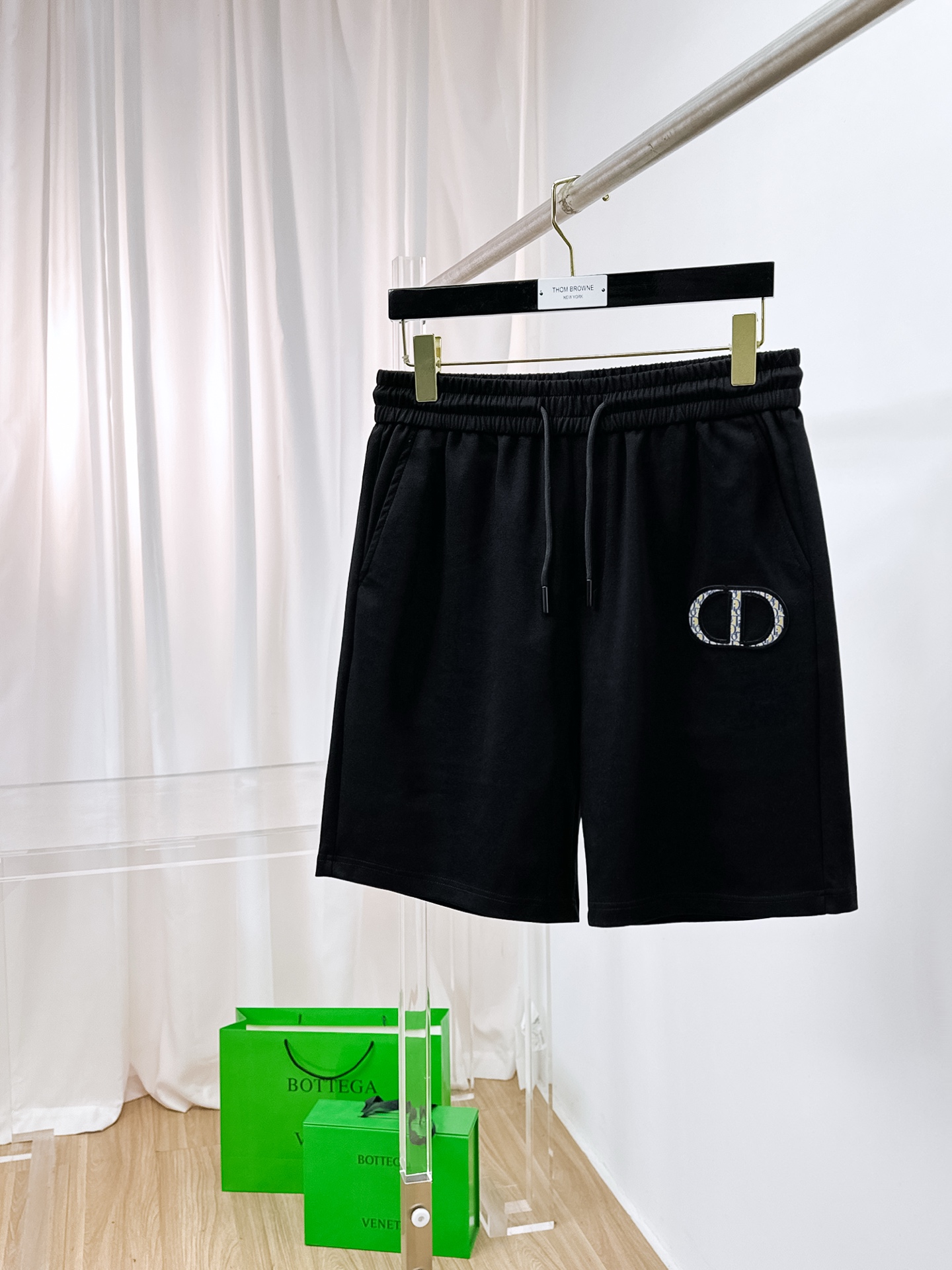 NO:876185,Dior's new 2026 spring and summer men's casual shorts are high-end products that are simple, fashionable and elegant. Customized original imported fabrics are simple, neat and refreshing. The quality workmanship details can withstand any form of inspection. Simple and generous, versatile style. The upper body is elegant and handsome, giving you a brand new sense of sight!  The appearance is incomparable, the details are in place, and the upper body is not picky!  Size M-3xL,,dior,shorts,19860909迪奥 2026春夏新款男士休闲短裤 高端货简洁时尚大方 定制原版进口面料 简洁利落又清爽 品质做工细节经得起任何形式检验简约大方百搭款 上身优雅帅气,焕然一新的即视感！品相无敌,细节都很到位,上身不挑人！ 码数M-3xL,,dior,shorts,,Men's clothing