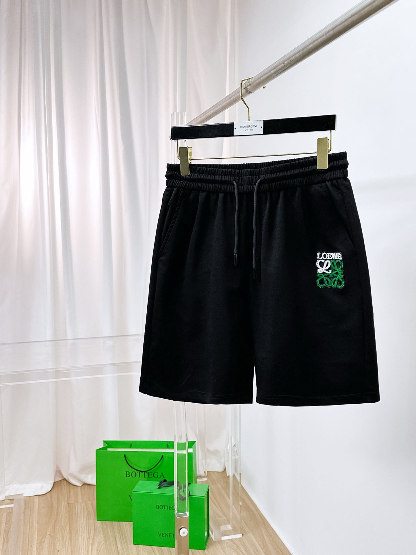 NO:876213,Loewe's 2026 spring and summer new men's casual shorts are high-end products that are simple, fashionable and elegant. Customized original imported fabrics are simple, neat and refreshing. The quality workmanship details can withstand any form of inspection. Simple and elegant, versatile style. The upper body is elegant and handsome, giving you a brand new sense of sight!  The appearance is incomparable, the details are in place, and the upper body is not picky!  Size M-3xL,,loewe,shorts,19860909罗意威 2026春夏新款男士休闲短裤 高端货简洁时尚大方 定制原版进口面料 简洁利落又清爽 品质做工细节经得起任何形式检验简约大方百搭款 上身优雅帅气,焕然一新的即视感！品相无敌,细节都很到位,上身不挑人！ 码数M-3xL,,loewe,shorts,,Men's clothing