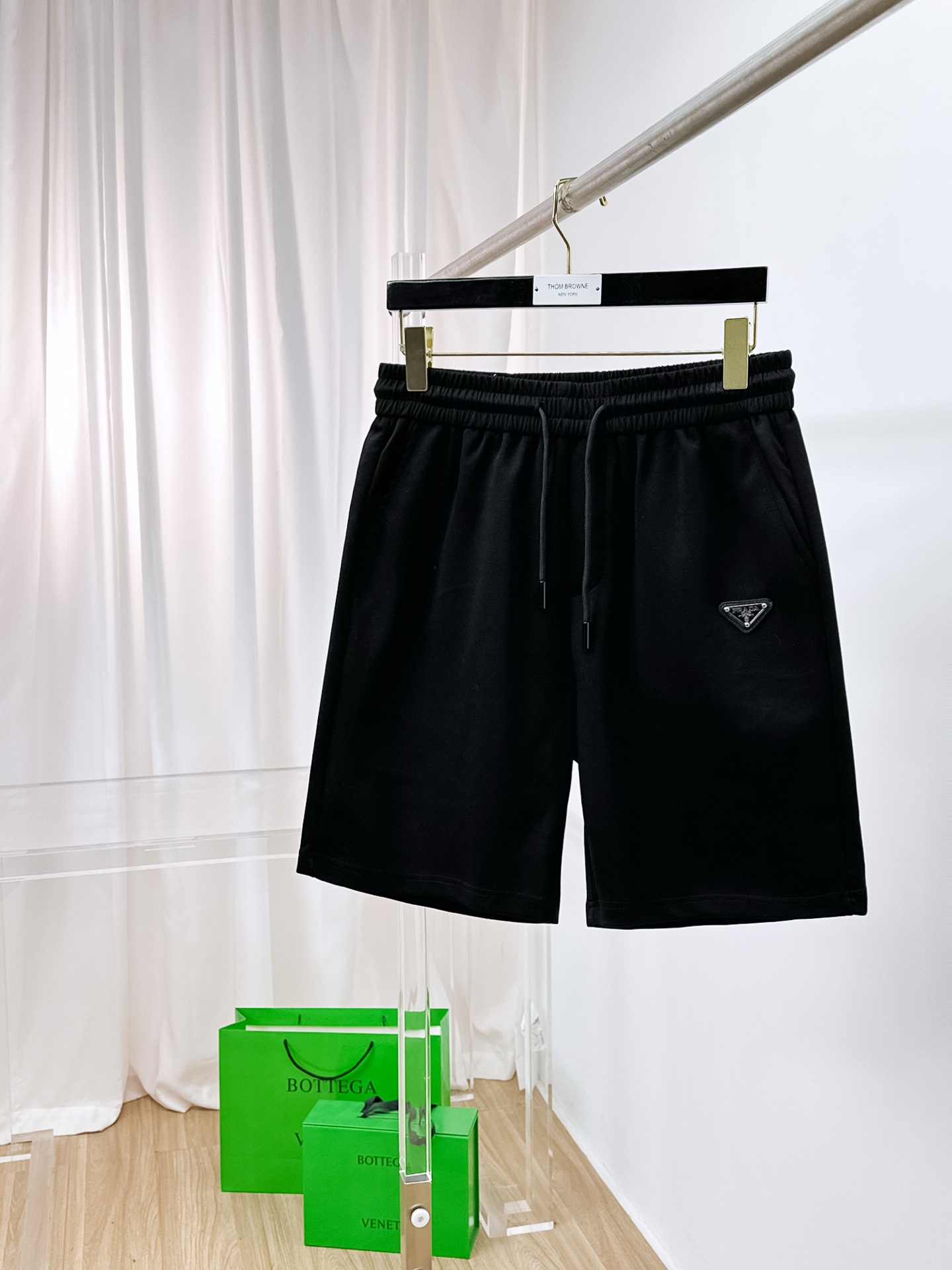 NO:876243,Prada's 2026 spring and summer new men's casual shorts are high-end products that are simple, fashionable and elegant. Customized original imported fabrics are simple, neat and refreshing. The quality workmanship details can withstand any form of inspection. Simple and elegant, versatile style. The upper body is elegant and handsome, giving you a brand new sense of sight!  The appearance is incomparable, the details are in place, and the upper body is not picky!  Size M-3XL.,,prada,shorts,19860909普拉达 2026春夏新款男士休闲短裤 高端货简洁时尚大方 定制原版进口面料 简洁利落又清爽 品质做工细节经得起任何形式检验简约大方百搭款 上身优雅帅气,焕然一新的即视感！品相无敌,细节都很到位,上身不挑人！ 码数M-3XL.,,prada,shorts,,Men's clothing