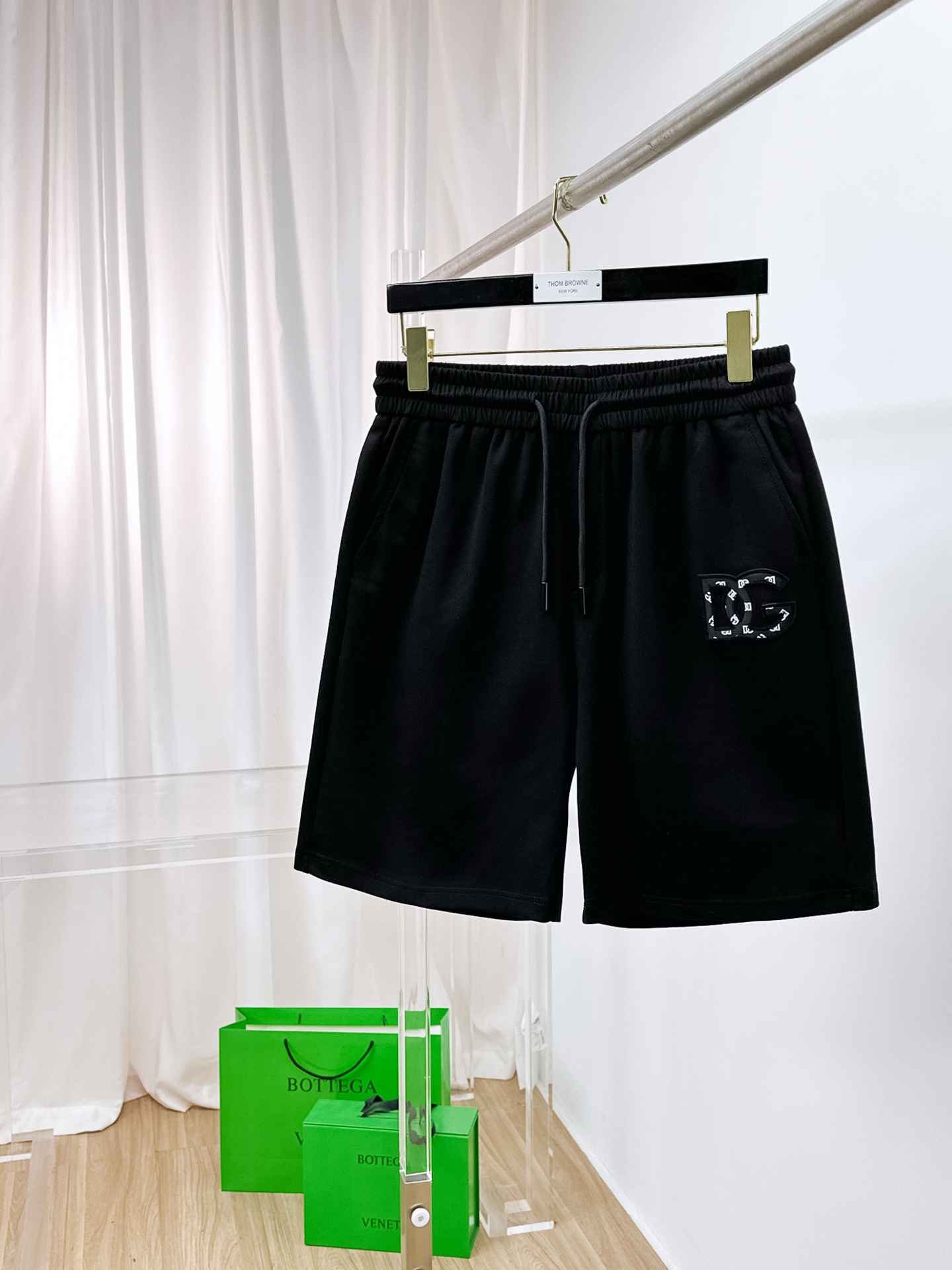NO:876186,DG 2026 new spring and summer men's casual shorts. High-end products, simple, fashionable and elegant. Customized original imported fabrics. Simple, neat and refreshing. Quality workmanship details can withstand any form of inspection. Simple and elegant, versatile style. The upper body is elegant and handsome, giving you a brand new sense of sight!  The appearance is incomparable, the details are in place, and the upper body is not picky!  Code number M-3xL,,shorts,19860909DG 2026春夏新款男士休闲短裤 高端货简洁时尚大方 定制原版进口面料 简洁利落又清爽 品质做工细节经得起任何形式检验简约大方百搭款 上身优雅帅气,焕然一新的即视感！品相无敌,细节都很到位,上身不挑人！ 码数M-3xL,,shorts,,Men's clothing