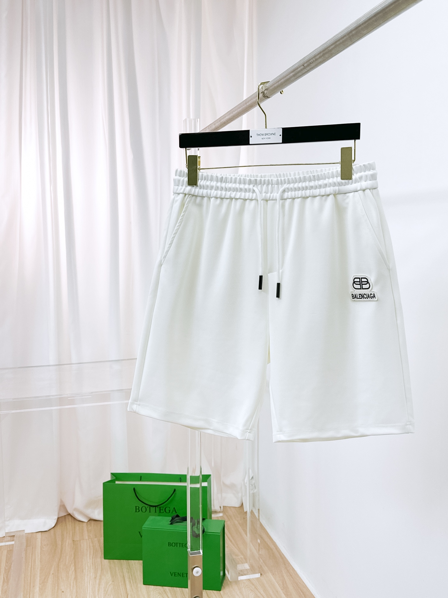 NO:876229,Balenciaga 2026 spring and summer new men's casual shorts. High-end goods, simple, fashionable and elegant. Customized original imported fabrics. Simple, neat and refreshing. Quality workmanship details can withstand any form of inspection. Simple and elegant, versatile style. The upper body is elegant and handsome, giving you a brand new sense of sight!  The appearance is incomparable, the details are in place, and the upper body is not picky!  Size M-3xL,,balenciaga,shorts,19860909巴黎世家 2026春夏新款男士休闲短裤 高端货简洁时尚大方 定制原版进口面料 简洁利落又清爽 品质做工细节经得起任何形式检验简约大方百搭款 上身优雅帅气,焕然一新的即视感！品相无敌,细节都很到位,上身不挑人！码数M-3xL,,balenciaga,shorts,,Men's clothing