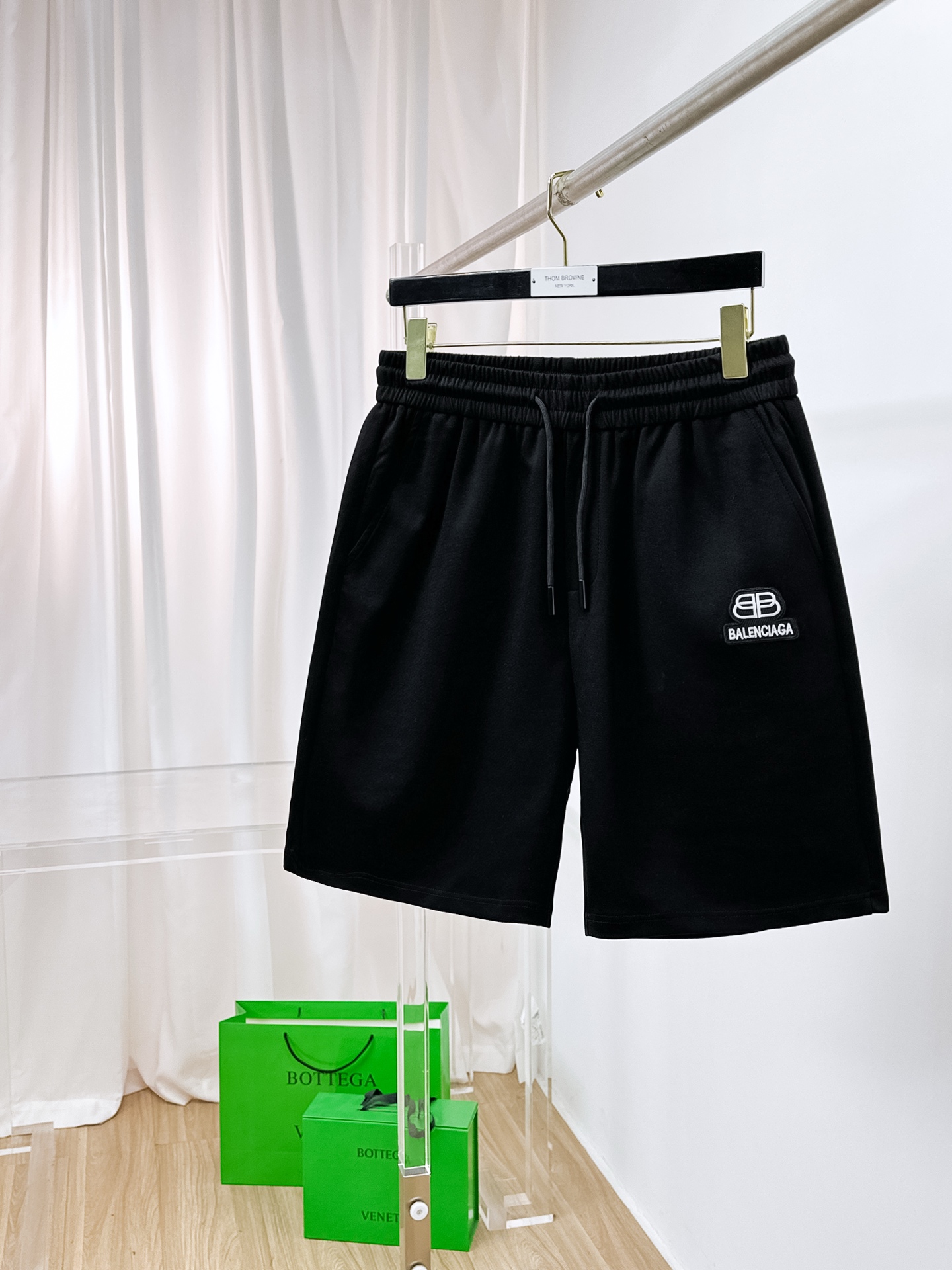 NO:876237,Balenciaga 2026 spring and summer new men's casual shorts. High-end goods, simple, fashionable and elegant. Customized original imported fabrics. Simple, neat and refreshing. Quality workmanship details can withstand any form of inspection. Simple and elegant, versatile style. The upper body is elegant and handsome, giving you a brand new sense of sight!  The appearance is incomparable, the details are in place, and the upper body is not picky!  Size M-3xL,,balenciaga,shorts,19860909巴黎世家 2026春夏新款男士休闲短裤 高端货简洁时尚大方 定制原版进口面料 简洁利落又清爽 品质做工细节经得起任何形式检验简约大方百搭款 上身优雅帅气,焕然一新的即视感！品相无敌,细节都很到位,上身不挑人！码数M-3xL,,balenciaga,shorts,,Men's clothing