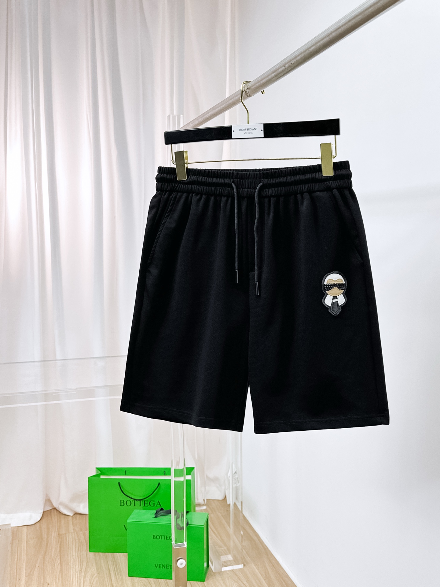 NO:876289,Fendi 2026 spring and summer new men's casual shorts. High-end goods, simple, fashionable and elegant. Customized original imported fabrics. Simple, neat and refreshing. Quality workmanship details can withstand any form of inspection. Simple and elegant, versatile style. Elegant and handsome upper body, brand new sense of sight!  The appearance is incomparable, the details are in place, and the upper body is not picky!  Size M-3xL,,fendi,shorts,19860909芬迪 2026春夏新款男士休闲短裤 高端货简洁时尚大方 定制原版进口面料 简洁利落又清爽 品质做工细节经得起任何形式检验简约大方百搭款 上身优雅帅气,焕然一新的即视感！品相无敌,细节都很到位,上身不挑人！ 码数M-3xL,,fendi,shorts,,Men's clothing