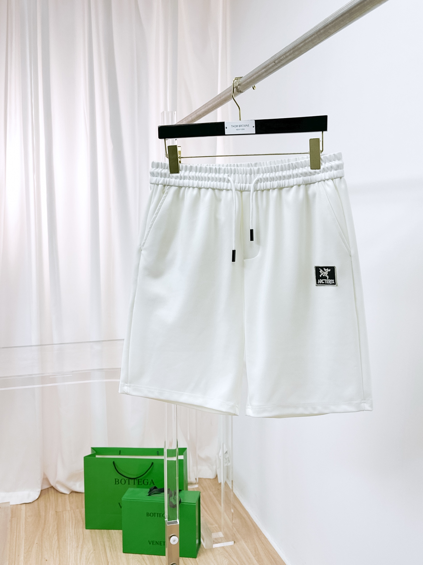 NO:876301,Arc'teryx 2026 new spring and summer men's casual shorts. High-end goods, simple, fashionable and elegant. Customized original imported fabrics. Simple, neat and refreshing. Quality workmanship details can withstand any form of inspection. Simple and elegant, versatile style. The upper body is elegant and handsome, giving you a brand new sense of sight!  The appearance is incomparable, the details are in place, and the upper body is not picky!  Code number M-3xL,arc'teryx,shorts,19860909始祖鸟 2026春夏新款男士休闲短裤 高端货简洁时尚大方 定制原版进口面料 简洁利落又清爽 品质做工细节经得起任何形式检验简约大方百搭款 上身优雅帅气,焕然一新的即视感！品相无敌,细节都很到位,上身不挑人！ 码数M-3xL,arc'teryx,shorts,,Men's clothing