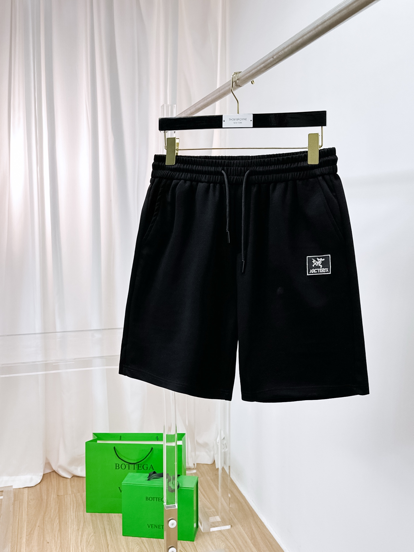 NO:876252,Arc'teryx 2026 new spring and summer men's casual shorts. High-end goods, simple, fashionable and elegant. Customized original imported fabrics. Simple, neat and refreshing. Quality workmanship details can withstand any form of inspection. Simple and elegant, versatile style. The upper body is elegant and handsome, giving you a brand new sense of sight!  The appearance is incomparable, the details are in place, and the upper body is not picky!  Code number M-3xL,arc'teryx,shorts,19860909始祖鸟 2026春夏新款男士休闲短裤 高端货简洁时尚大方 定制原版进口面料 简洁利落又清爽 品质做工细节经得起任何形式检验简约大方百搭款 上身优雅帅气,焕然一新的即视感！品相无敌,细节都很到位,上身不挑人！ 码数M-3xL,arc'teryx,shorts,,Men's clothing