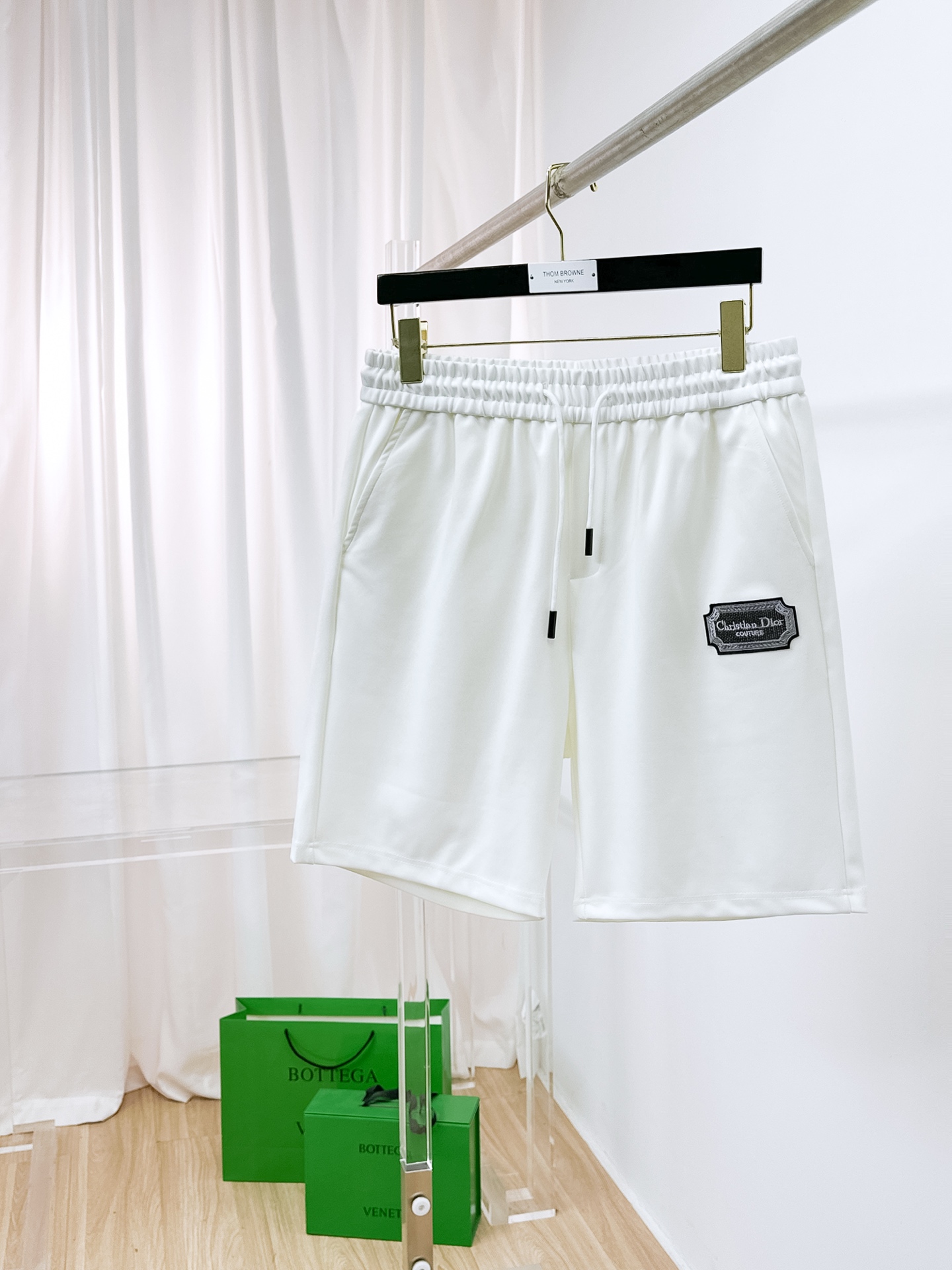 NO:876306,Dior's new 2026 spring and summer men's casual shorts are high-end products that are simple, fashionable and elegant. Customized original imported fabrics are simple, neat and refreshing. The quality workmanship details can withstand any form of inspection. Simple and generous, versatile style. The upper body is elegant and handsome, giving you a brand new sense of sight!  The appearance is incomparable, the details are in place, and the upper body is not picky!  Size M-3xL,,dior,shorts,19860909迪奥 2026春夏新款男士休闲短裤 高端货简洁时尚大方 定制原版进口面料 简洁利落又清爽 品质做工细节经得起任何形式检验简约大方百搭款 上身优雅帅气,焕然一新的即视感！品相无敌,细节都很到位,上身不挑人！ 码数M-3xL,,dior,shorts,,Men's clothing