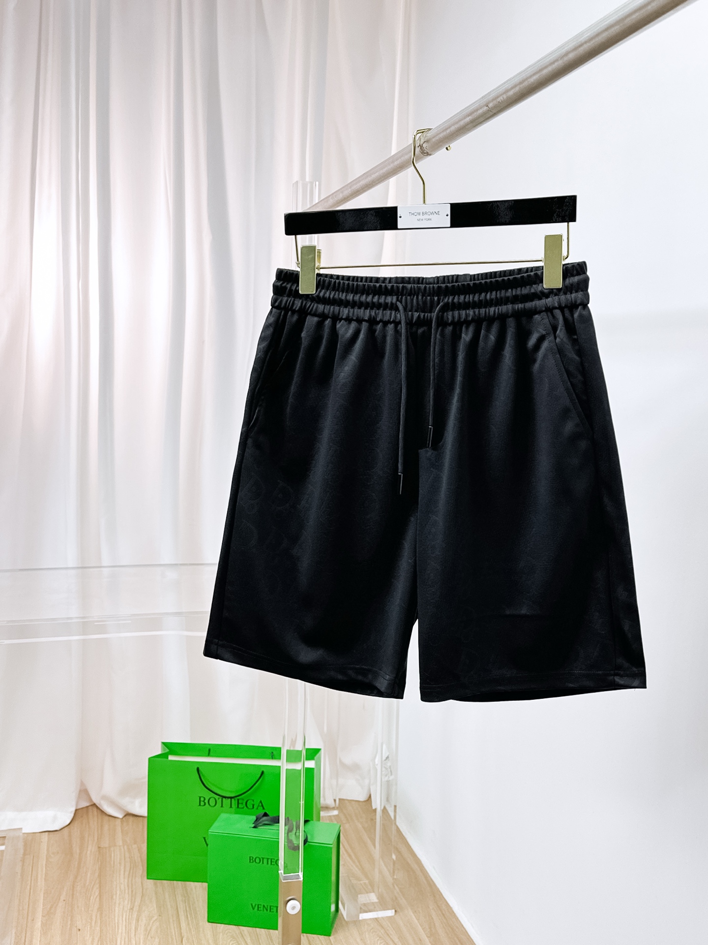 NO:876235,Dior's new 2026 spring and summer men's casual shorts are high-end products that are simple, fashionable and elegant. Customized original imported fabrics are simple, neat and refreshing. The quality workmanship details can withstand any form of inspection. Simple and generous, versatile style. The upper body is elegant and handsome, giving you a brand new sense of sight!  The appearance is incomparable, the details are in place, and the upper body is not picky!  Size M-3xL,,dior,shorts,19860909迪奥 2026春夏新款男士休闲短裤 高端货简洁时尚大方 定制原版进口面料 简洁利落又清爽 品质做工细节经得起任何形式检验简约大方百搭款 上身优雅帅气,焕然一新的即视感！品相无敌,细节都很到位,上身不挑人！ 码数M-3xL,,dior,shorts,,Men's clothing